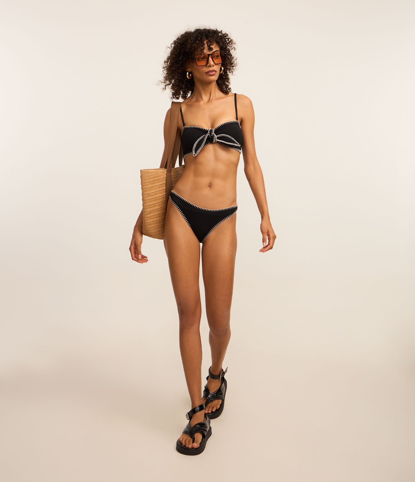 Biquíni Top Bandeau com Amarração e Pesponto Contrastante Preto 2