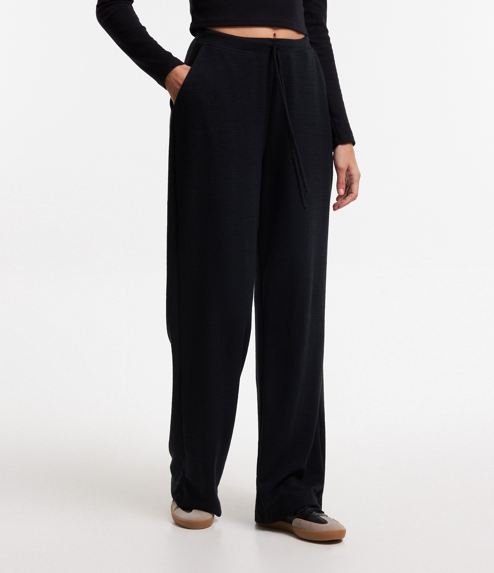 Calça Reta Texturizada com Amarração no Cós e Bolsos Faca Preto 2