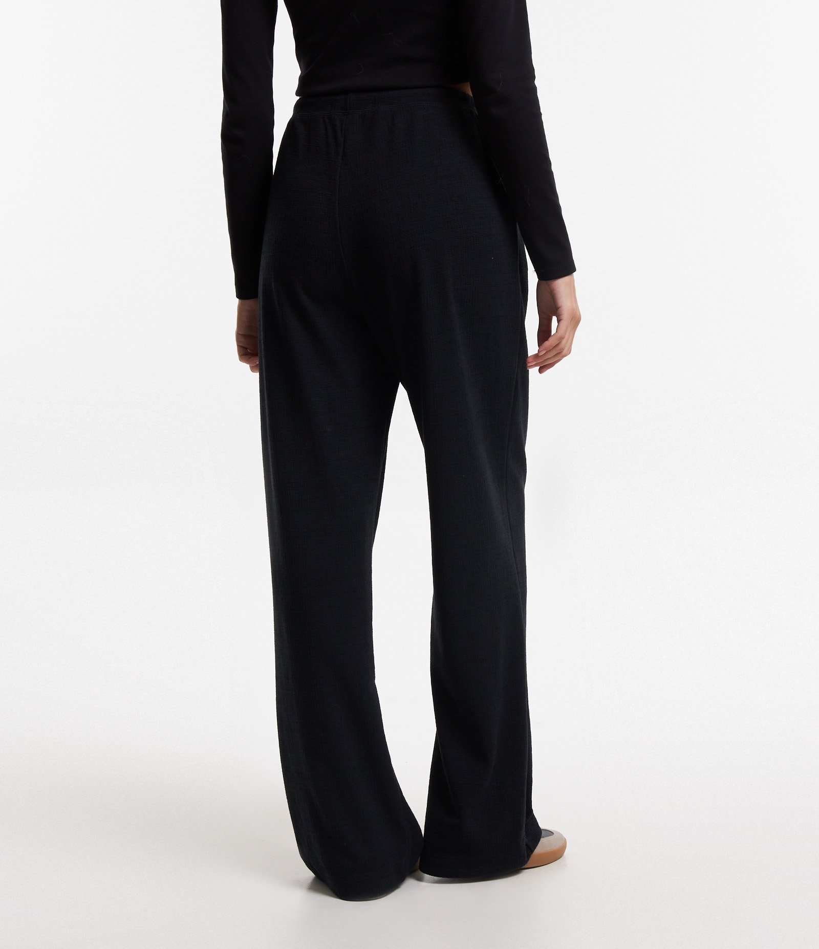 Calça Reta Texturizada com Amarração no Cós e Bolsos Faca Preto 3