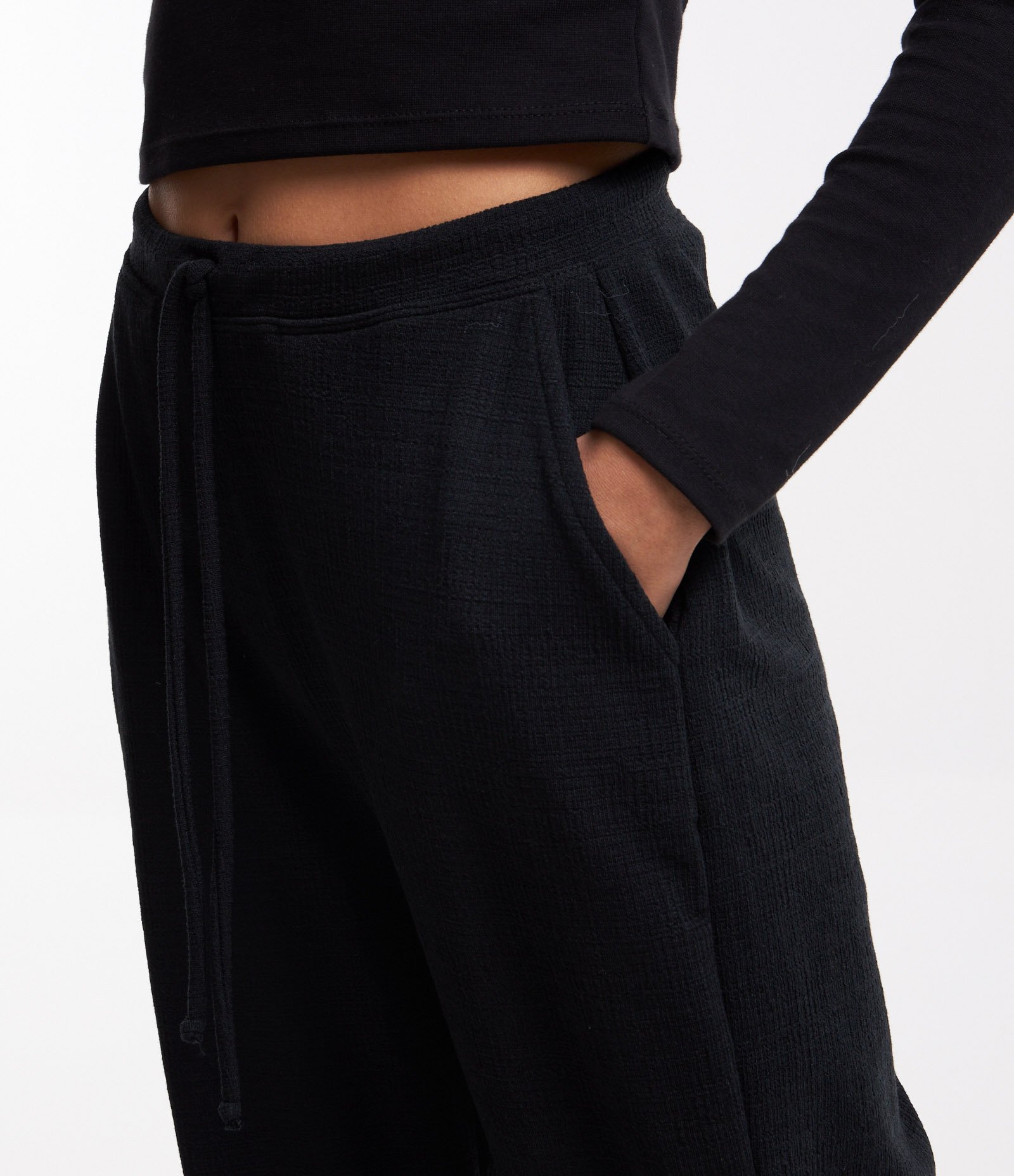 Calça Reta Texturizada com Amarração no Cós e Bolsos Faca Preto 4