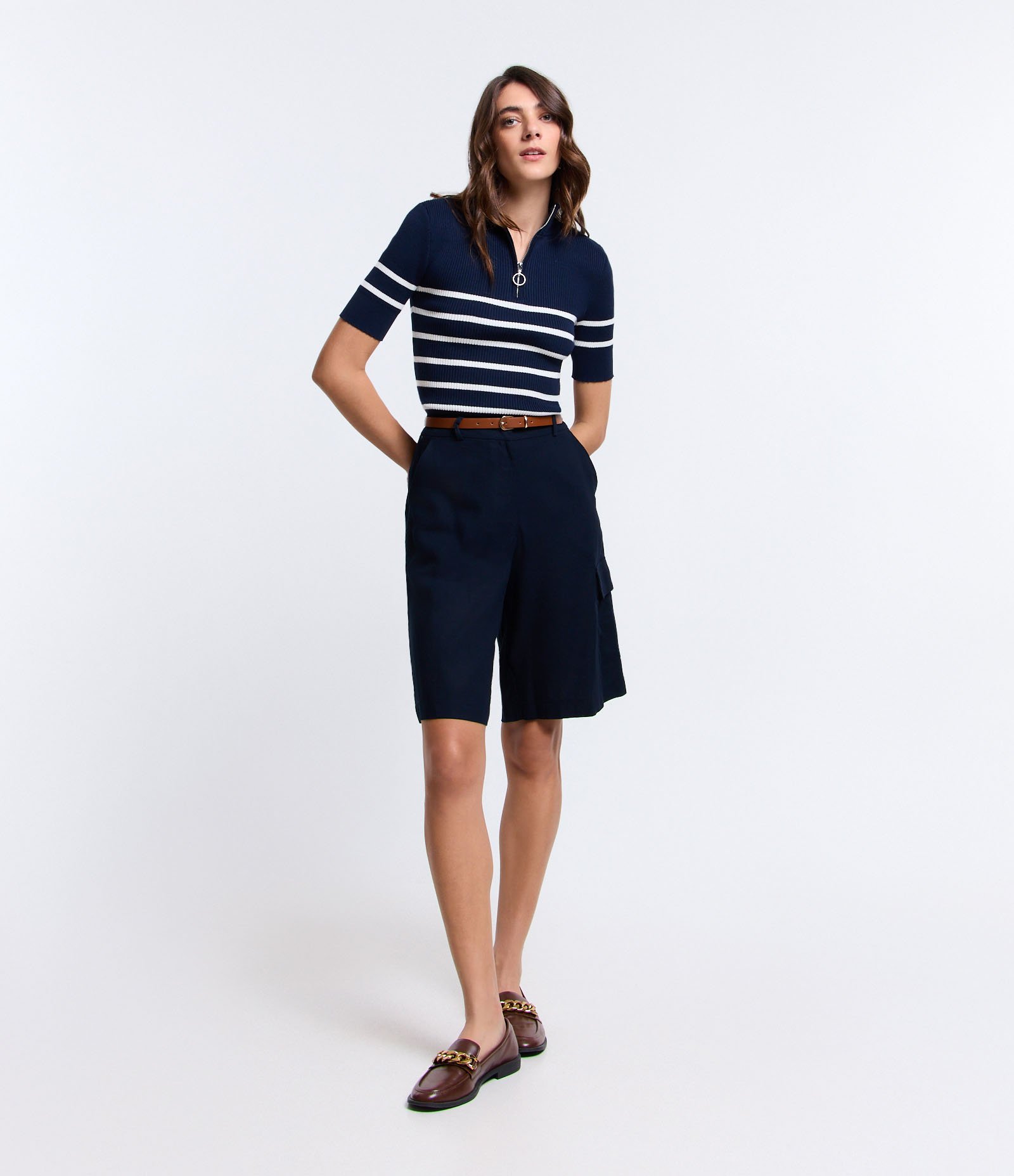 Bermuda Alongada em Viscolinho com Bolso Lateral Azul Marinho 1