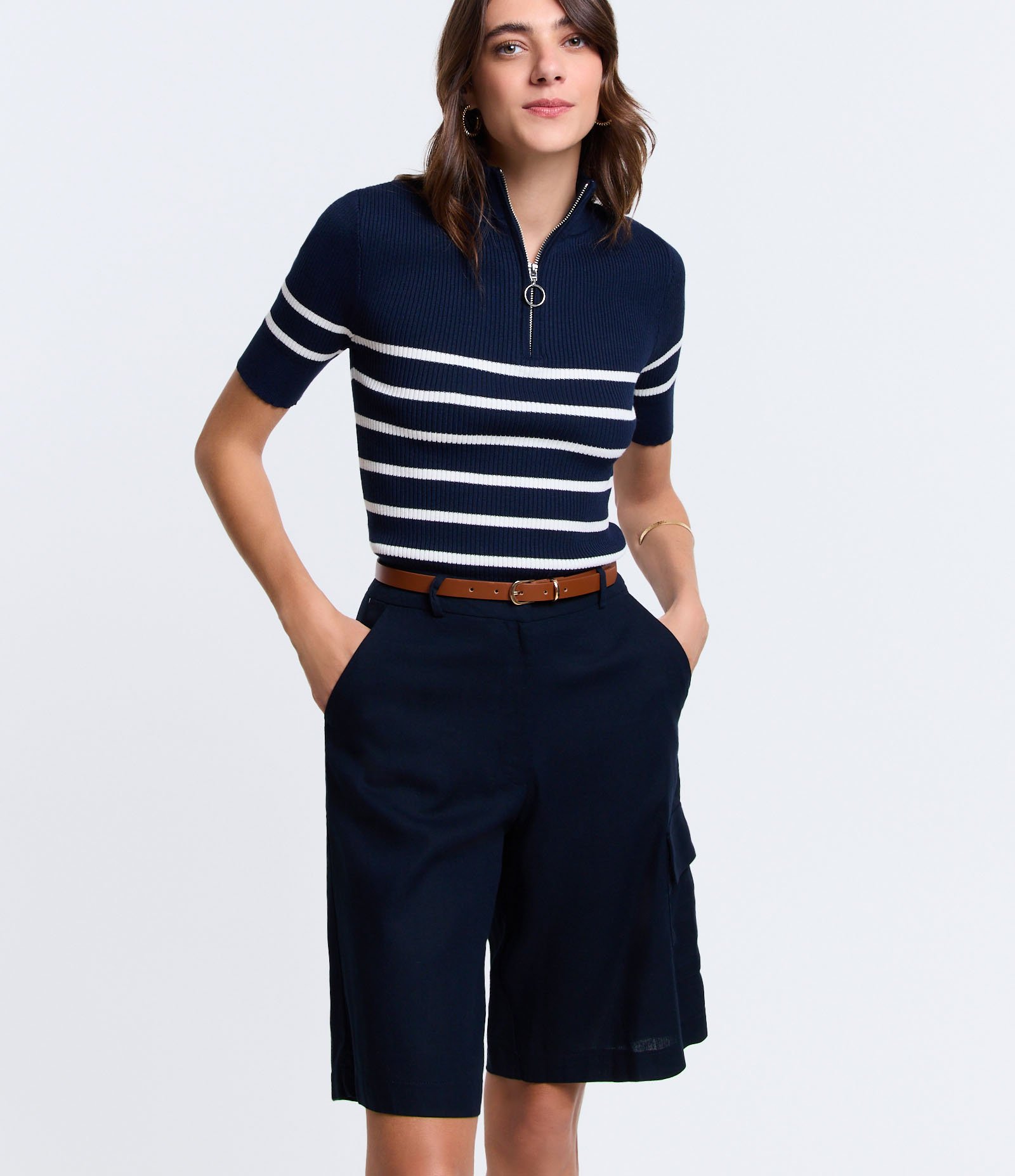 Bermuda Alongada em Viscolinho com Bolso Lateral Azul Marinho 2