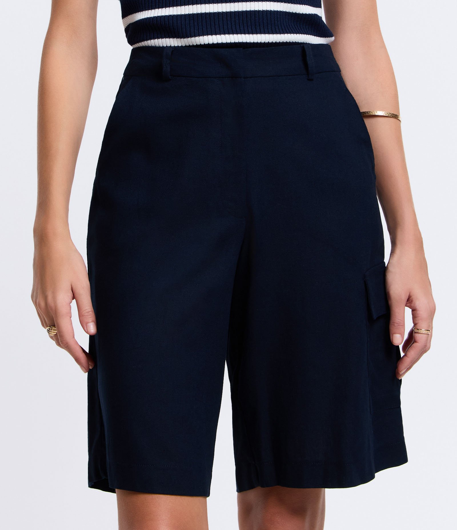 Bermuda Alongada em Viscolinho com Bolso Lateral Azul Marinho 3