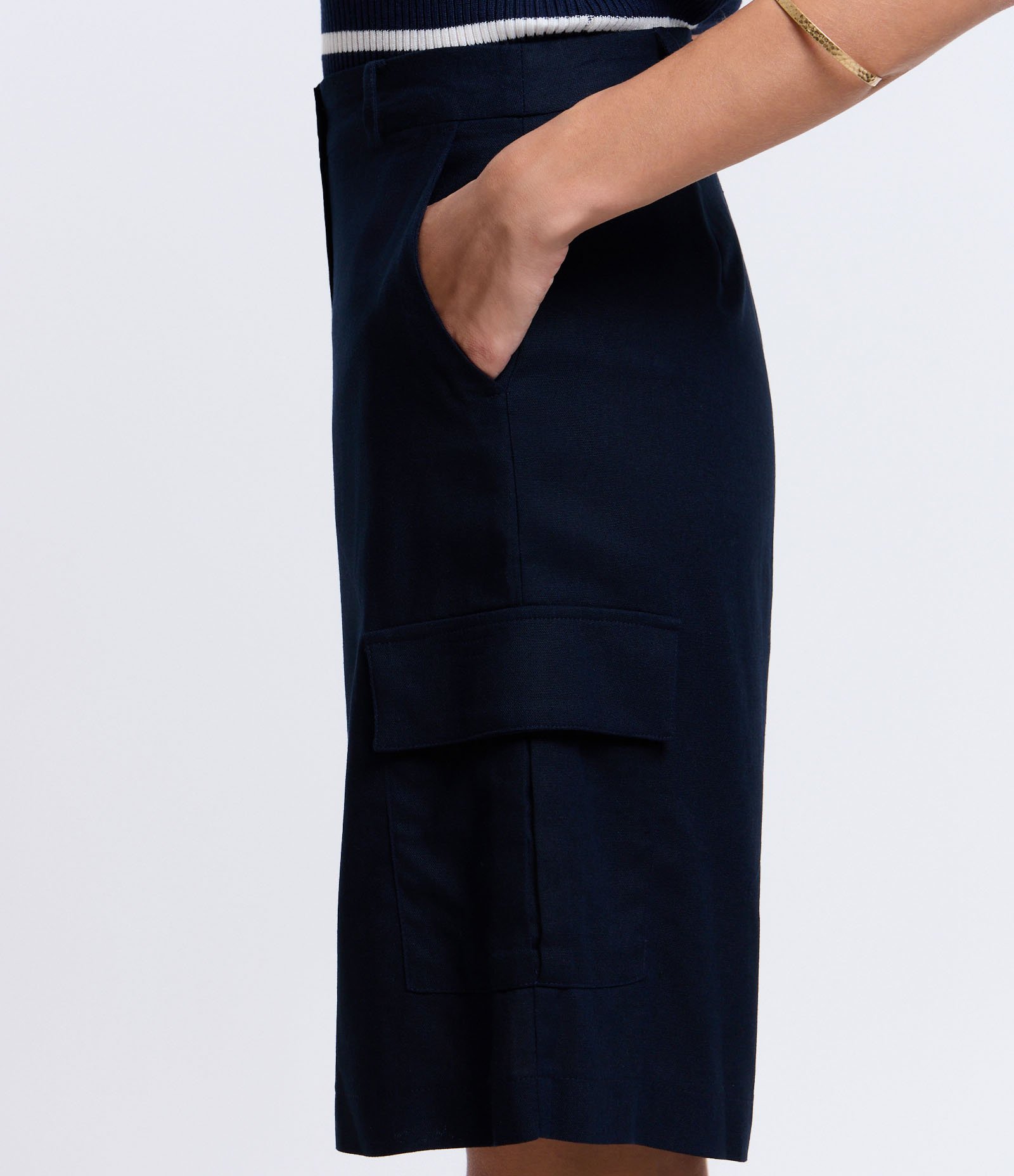 Bermuda Alongada em Viscolinho com Bolso Lateral Azul Marinho 5