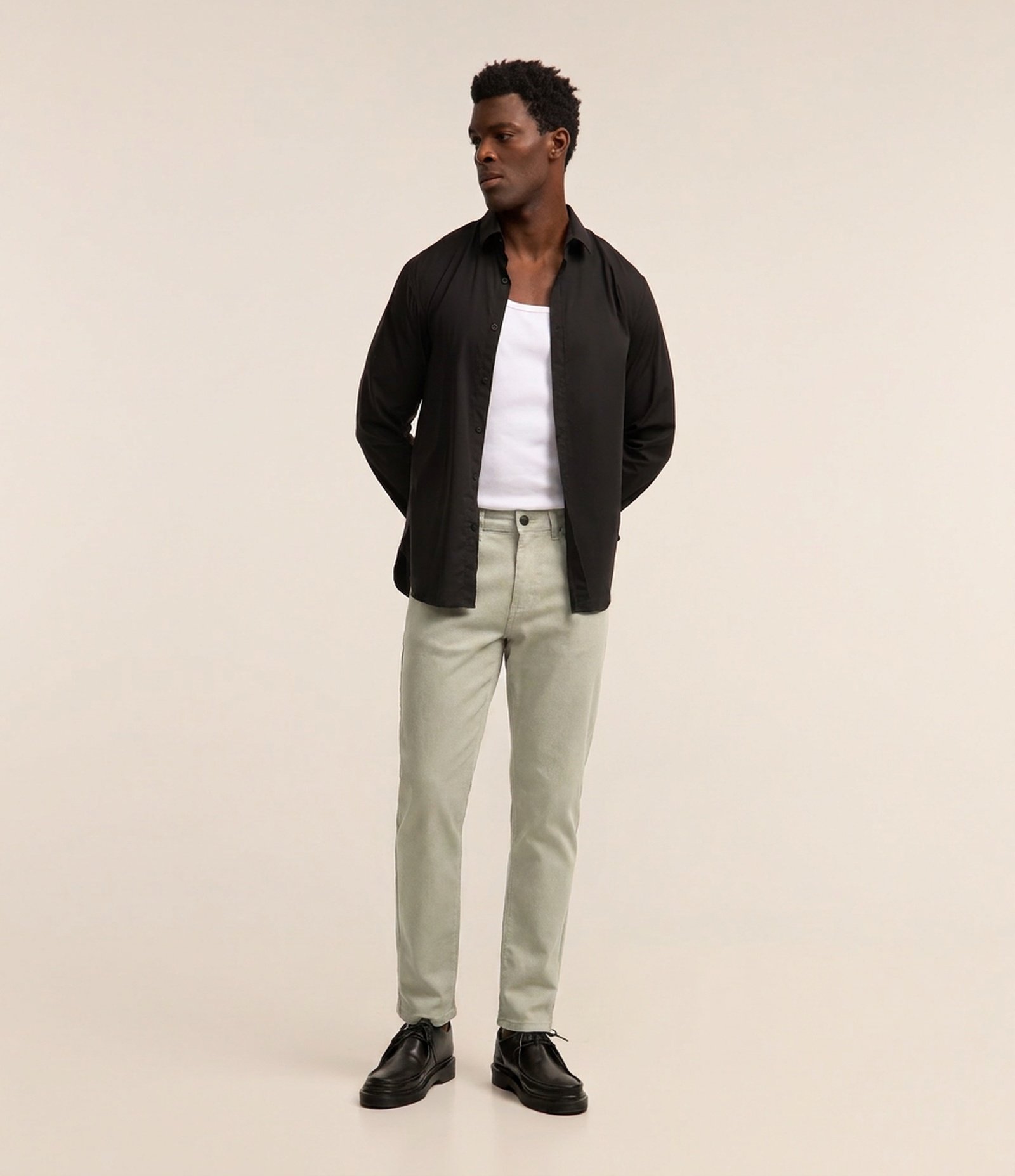 Calça Slim Cropped em Sarja com Bolsos Bege Acinzentado 1