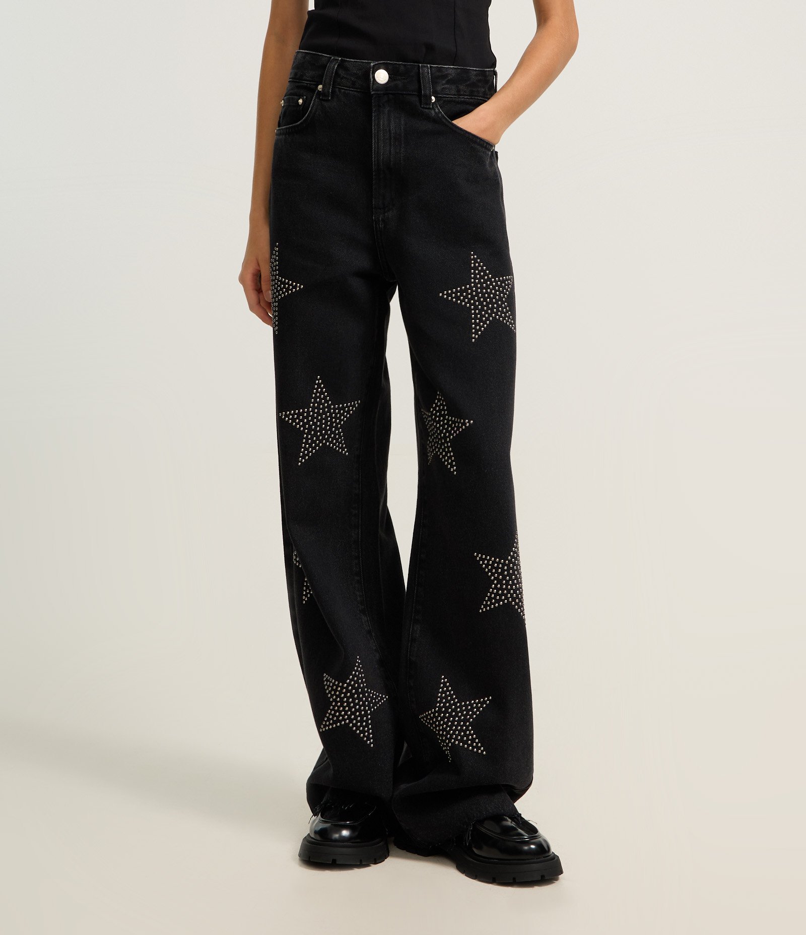 Calça Wide Leg em Jeans com Aplicação de Tachinhas Estrelas Preto 4