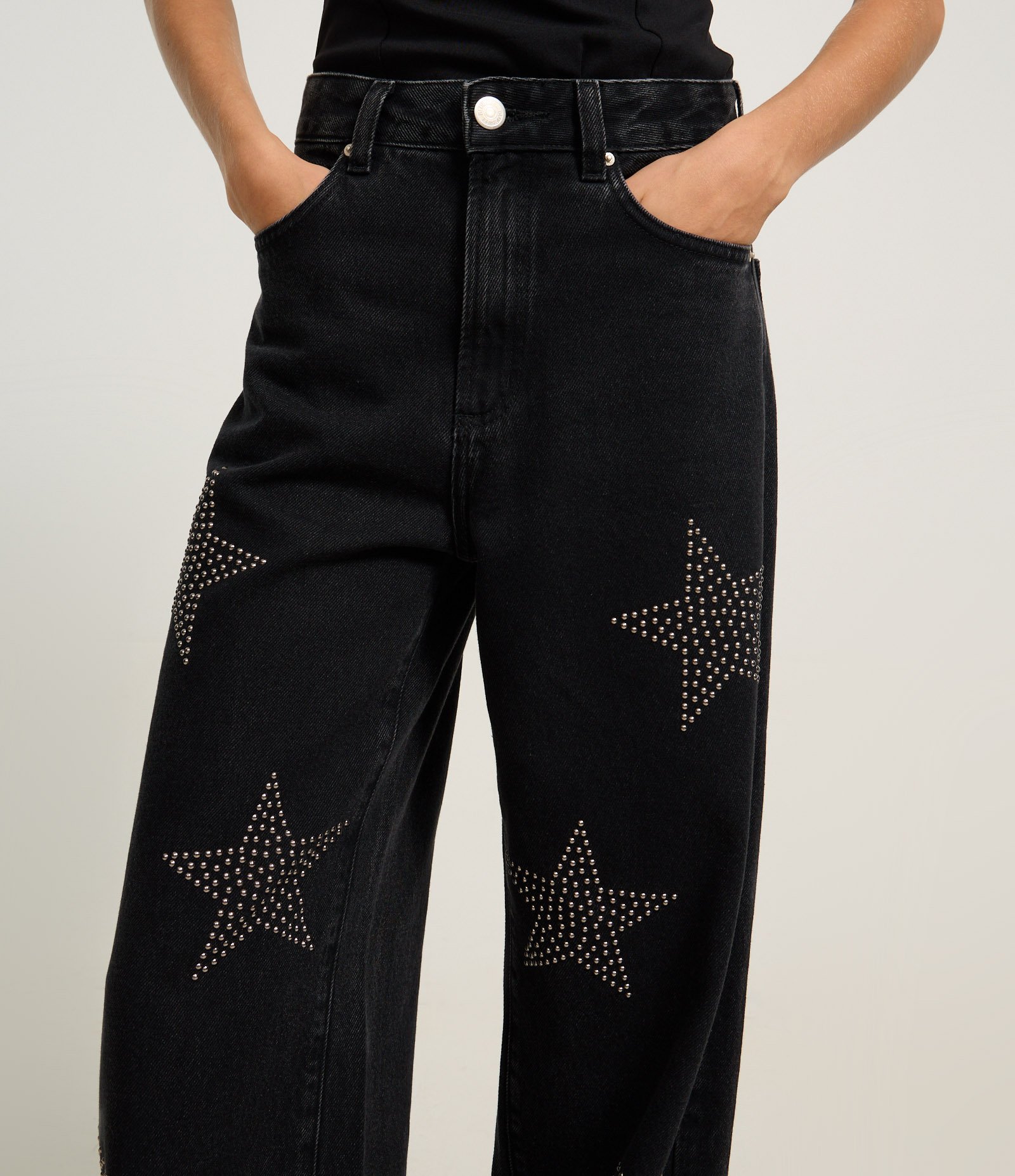 Calça Wide Leg em Jeans com Aplicação de Tachinhas Estrelas Preto 5