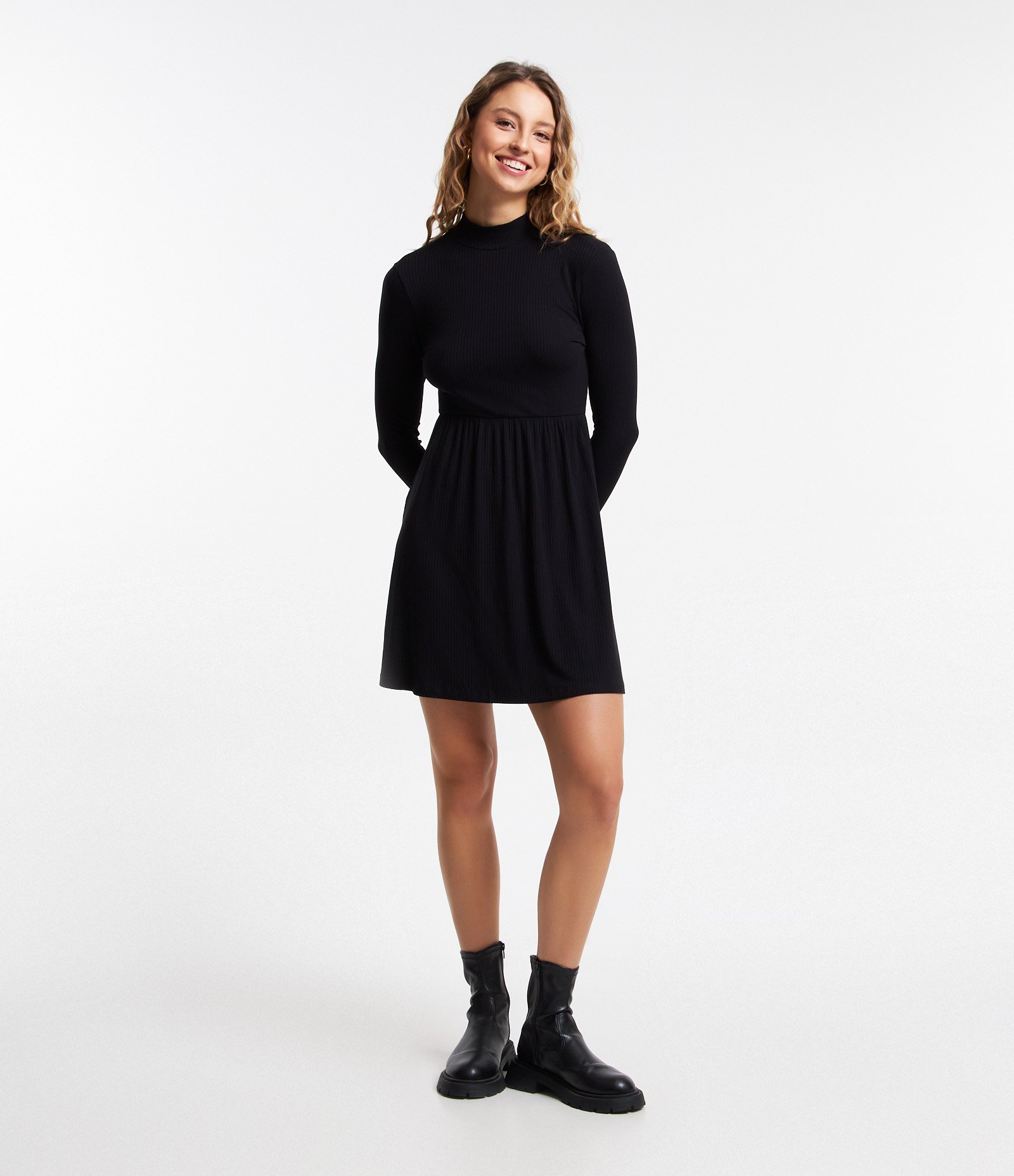 Vestido Curto em Ribana com Gola Altinha e Saia Franzida Preto 2