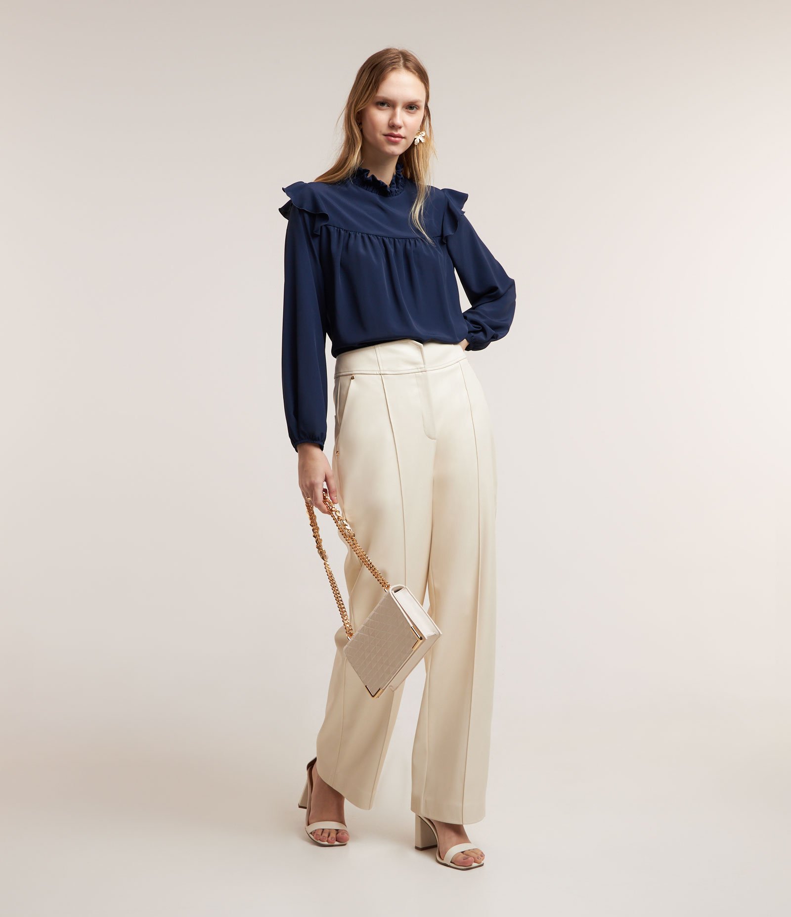 Blusa em Crepe com Lastex na Gola Alta e Babado na Cava 2