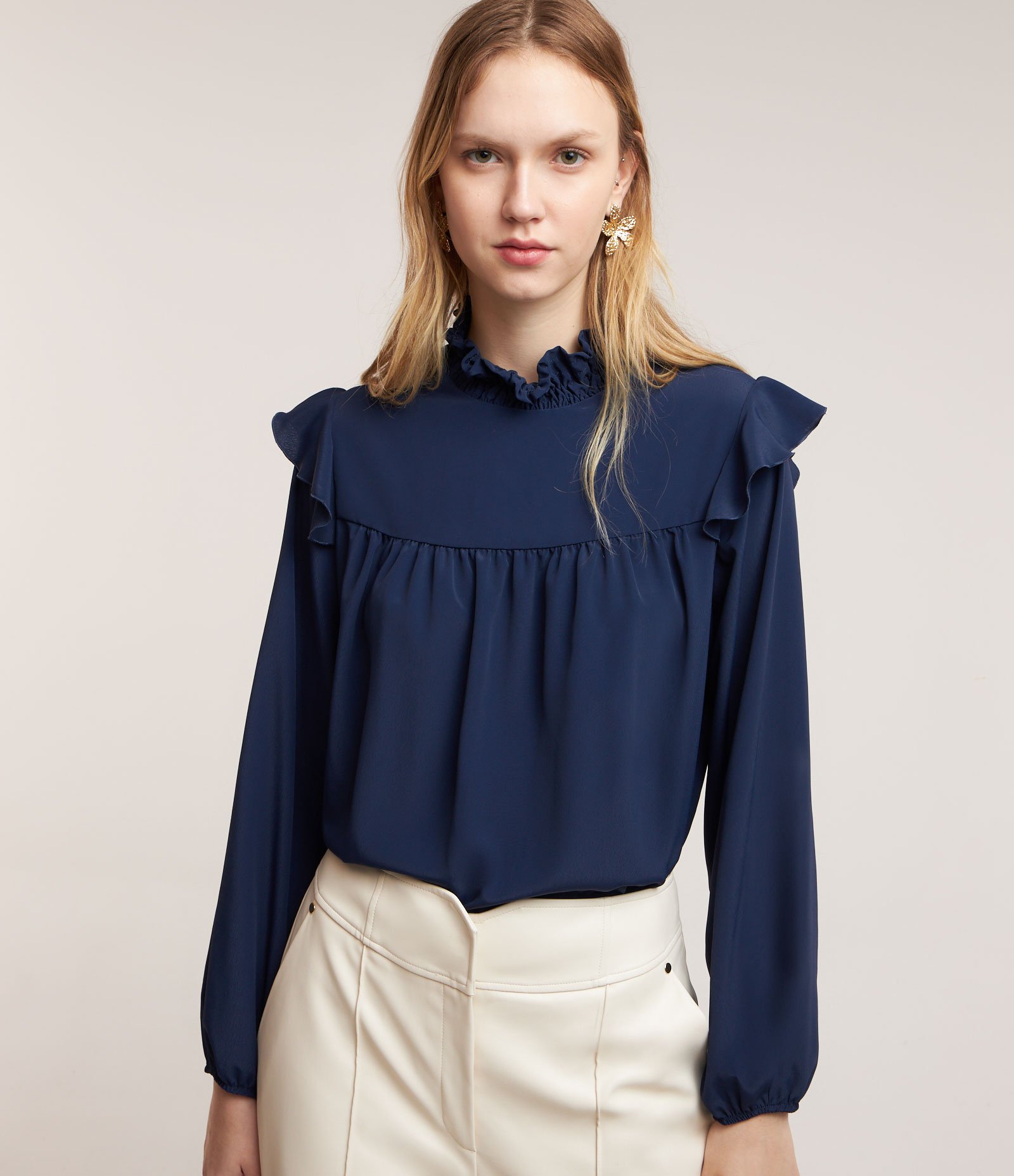 Blusa em Crepe com Lastex na Gola Alta e Babado na Cava 3