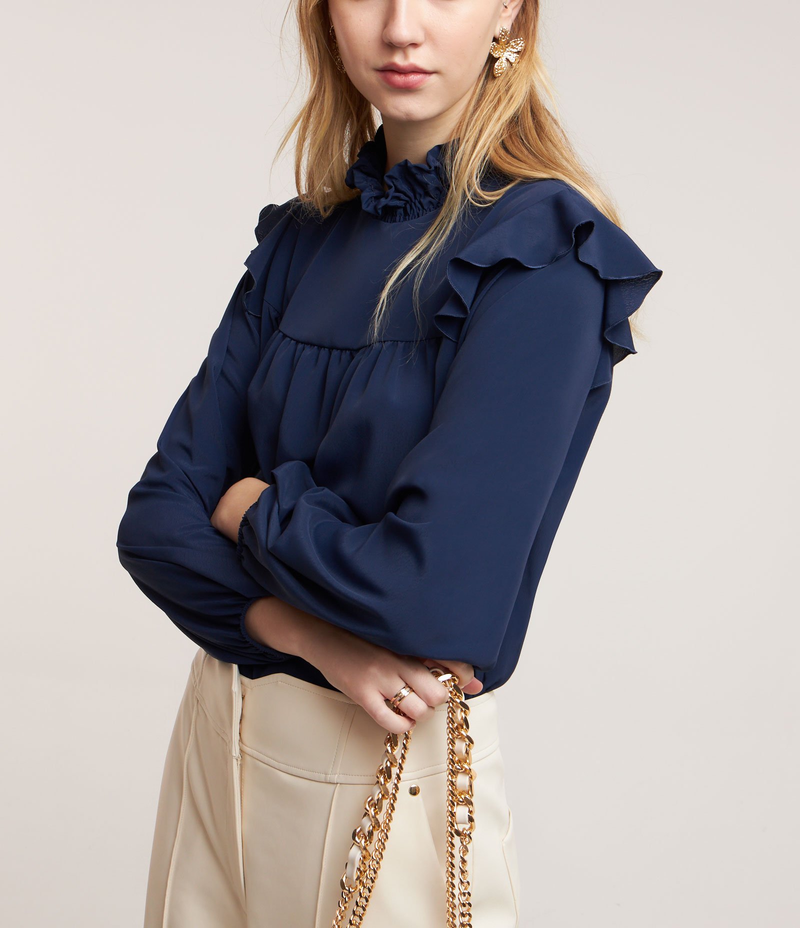 Blusa em Crepe com Lastex na Gola Alta e Babado na Cava 4