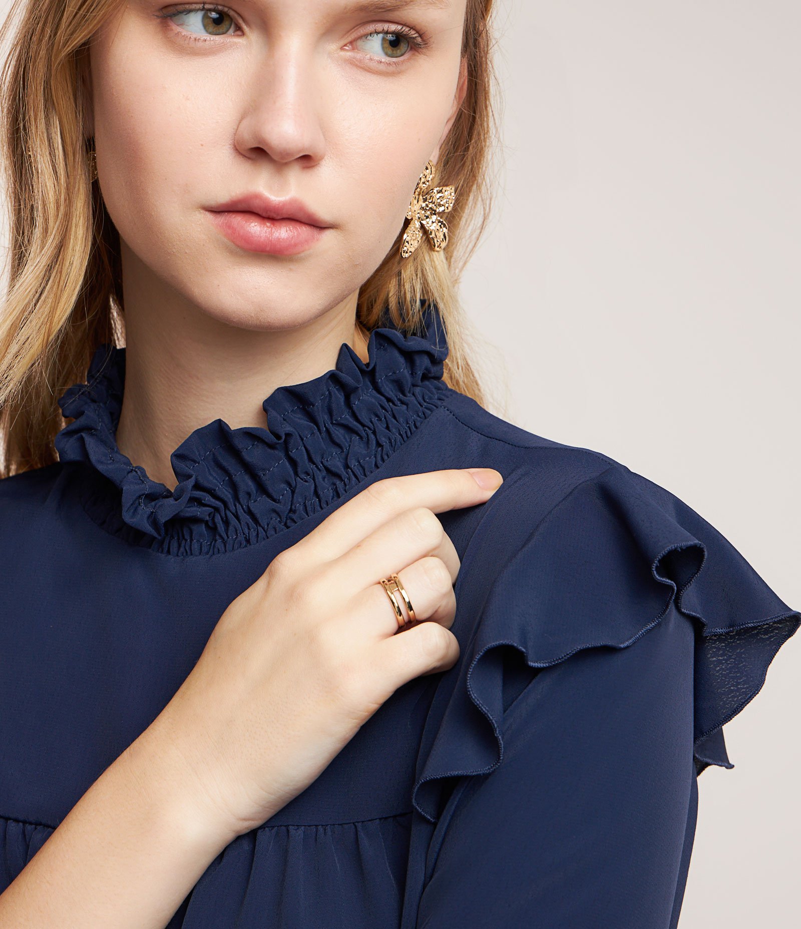 Blusa em Crepe com Lastex na Gola Alta e Babado na Cava 5