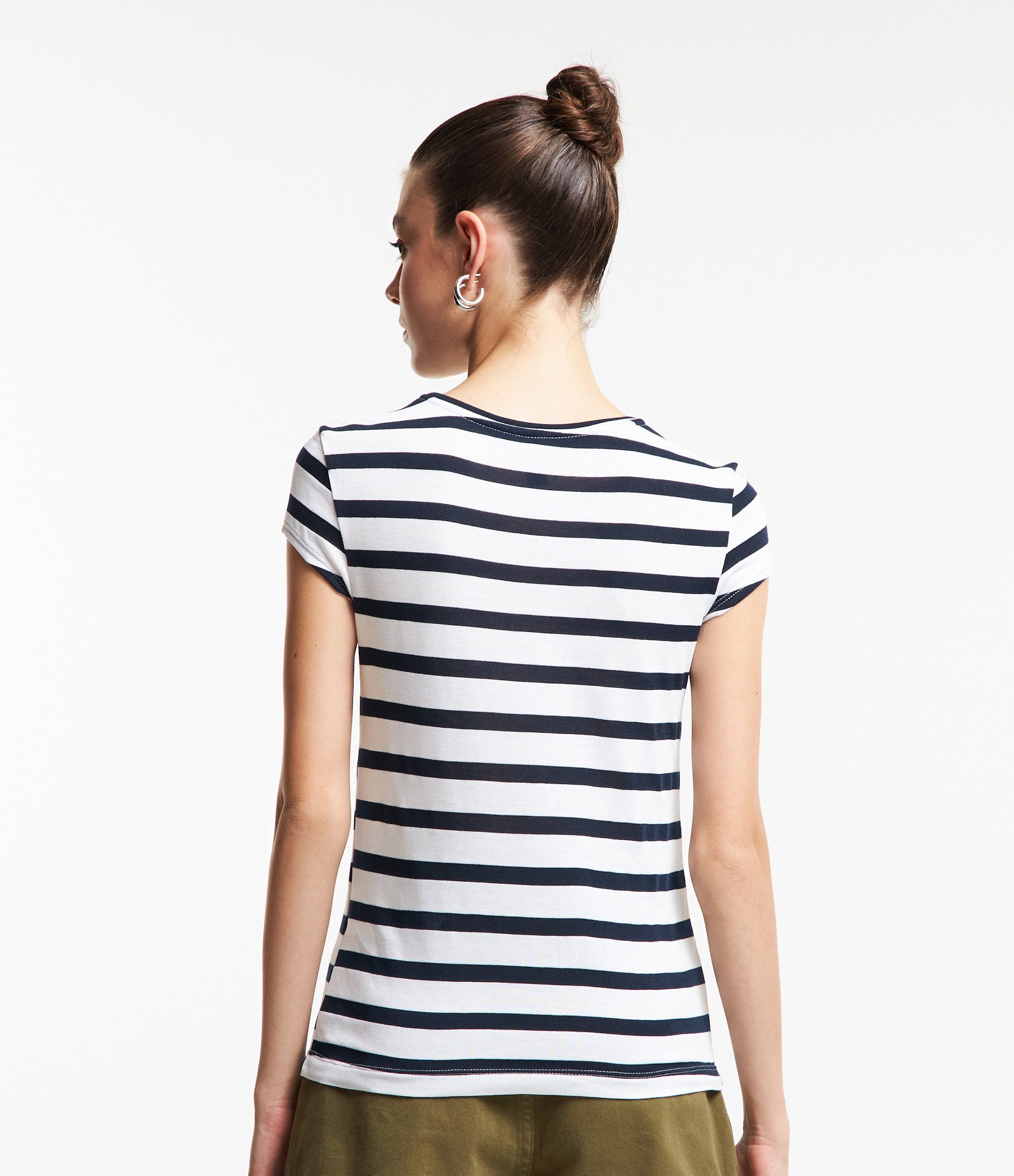 Blusa T-shirt em Meia Malha Listrada Azul 3