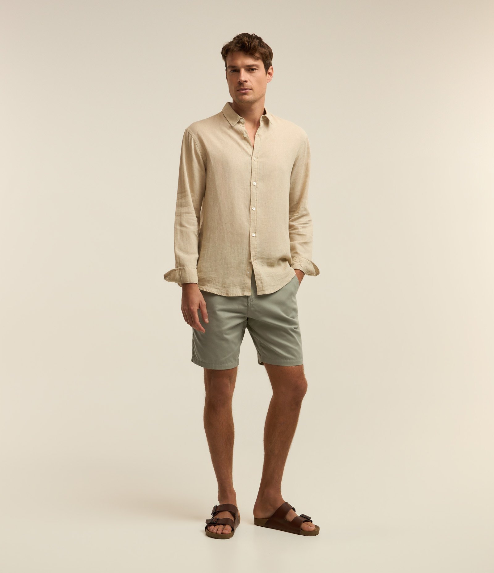 Bermuda Básica em Sarja com Passantes e Bolsos 2