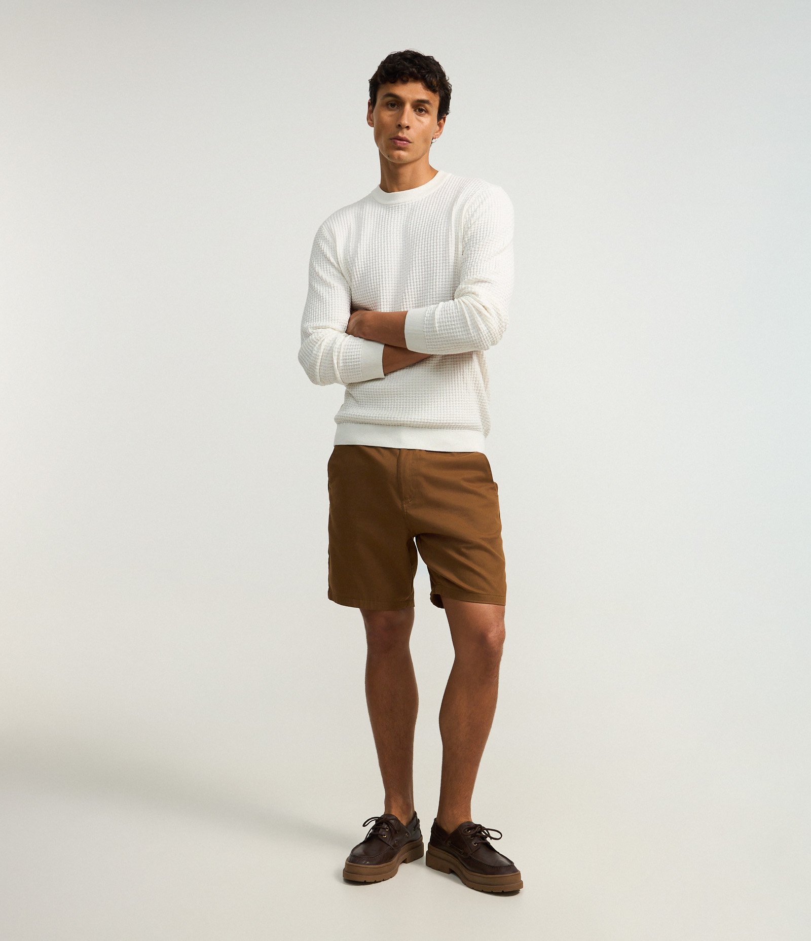 Bermuda Básica em Sarja com Passantes e Bolsos Marrom Caramelo 1