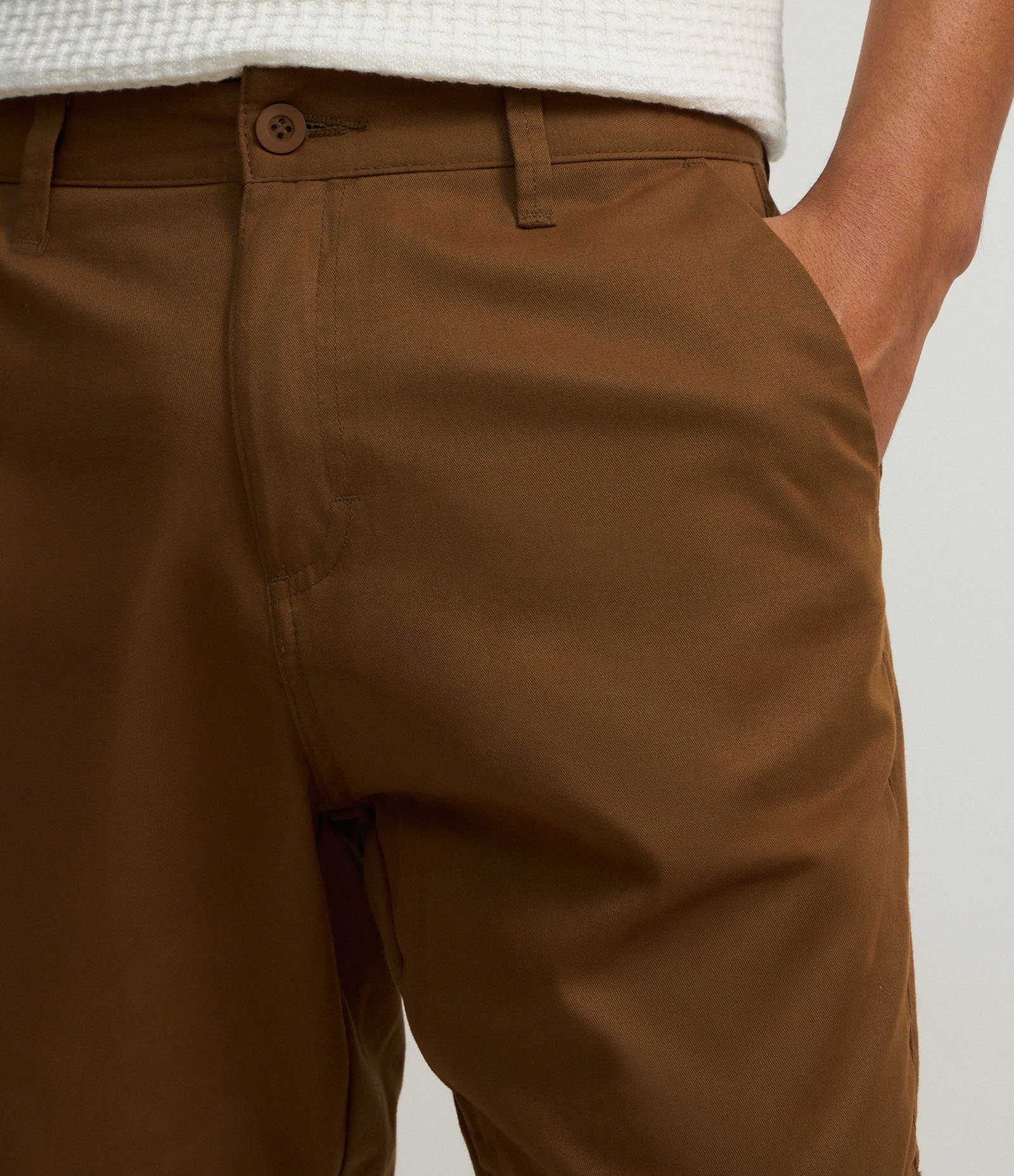 Bermuda Básica em Sarja com Passantes e Bolsos Marrom Caramelo 3