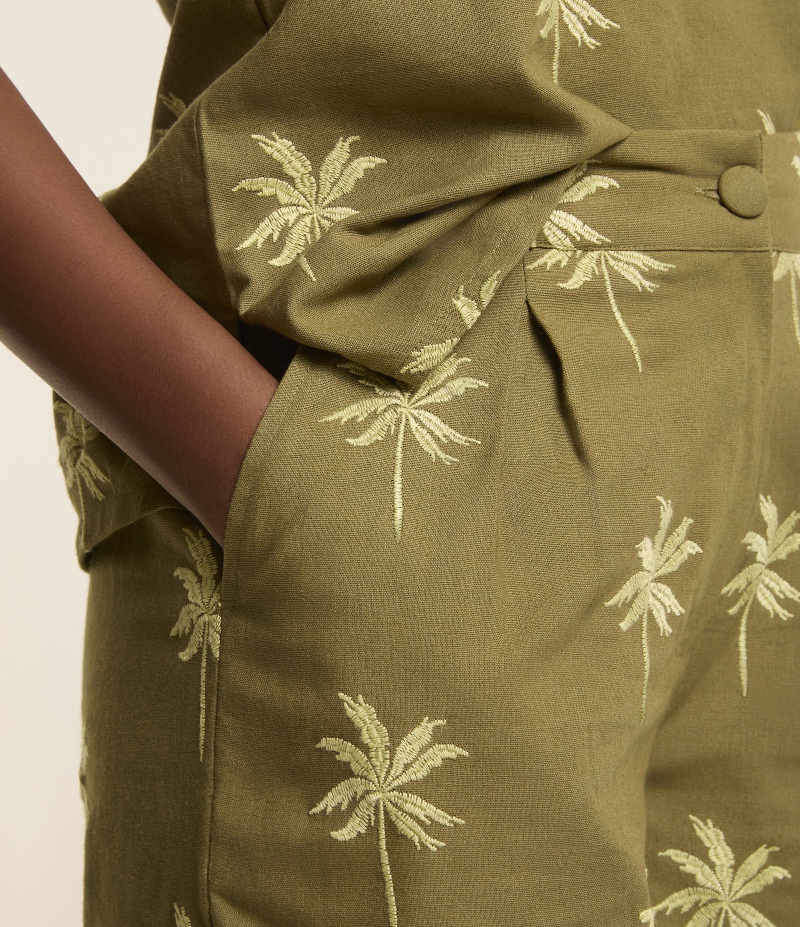 Short em Cambraia com Pregas e Estampa de Coqueiros Verde 4
