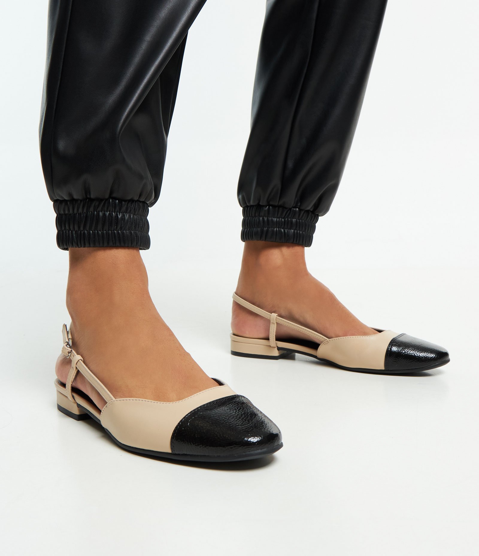 Sapatilha Slingback com Biqueira e Laterais Abertas Bege/Preto 1