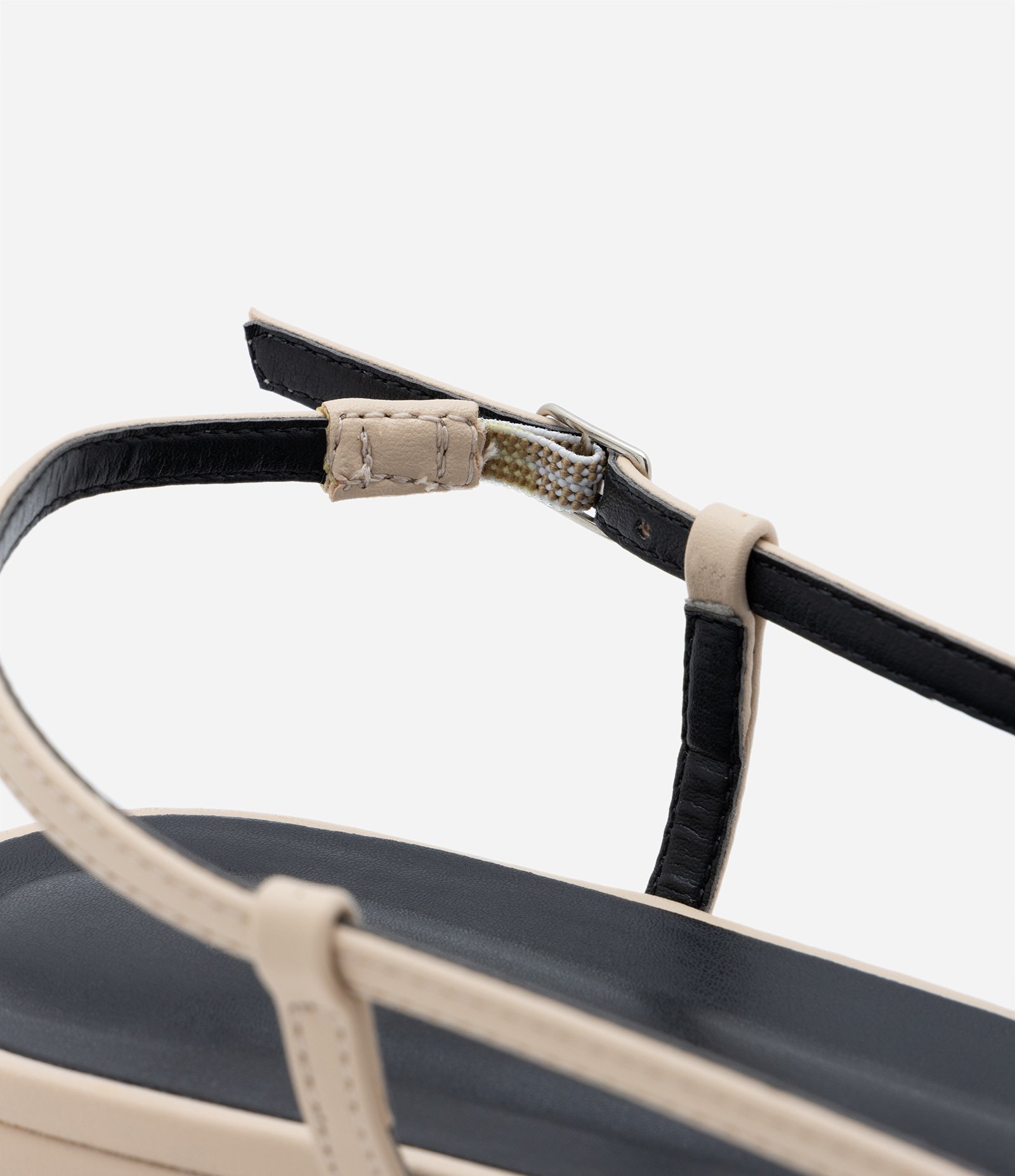 Sapatilha Slingback com Biqueira e Laterais Abertas Bege/Preto 4