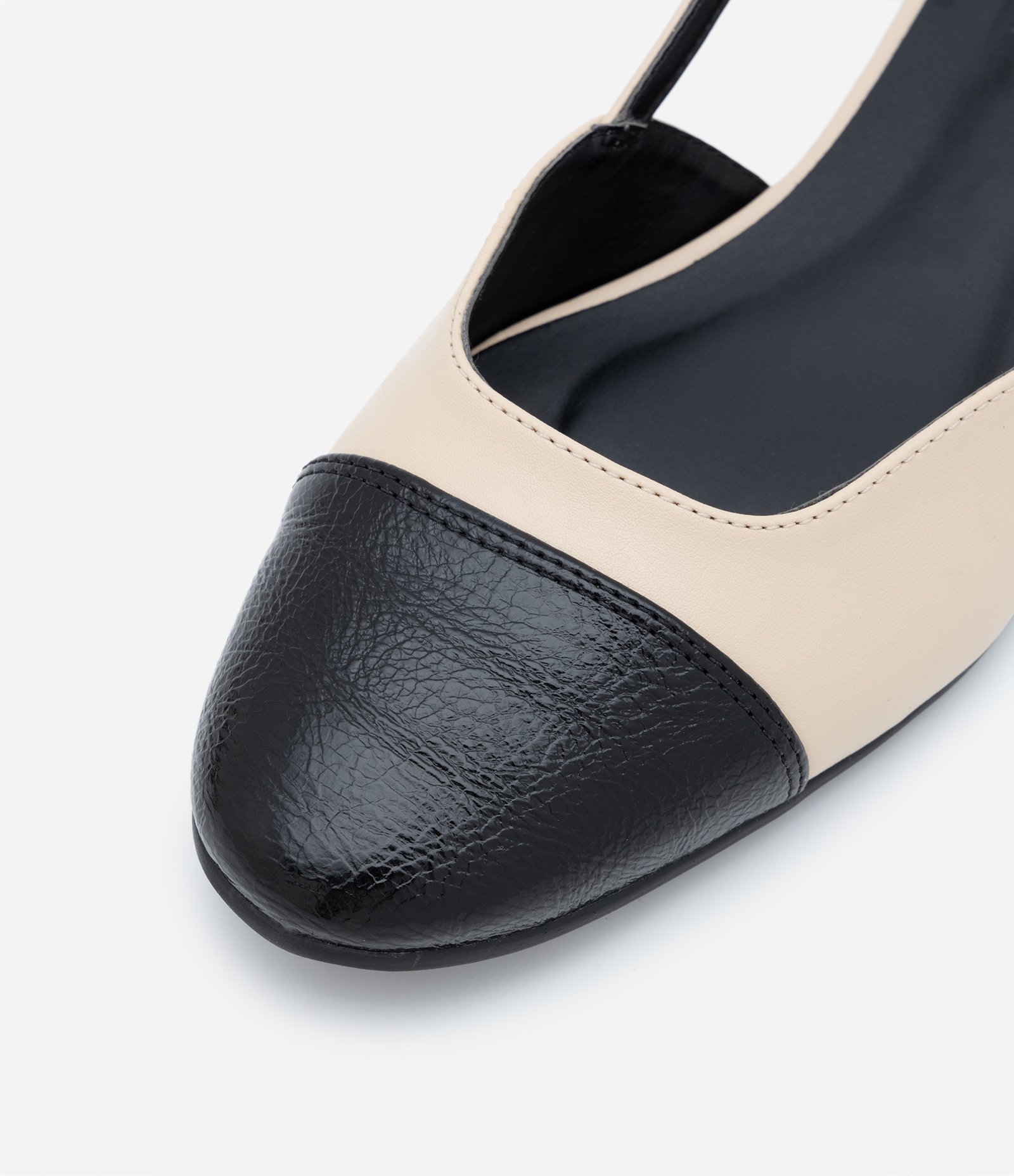 Sapatilha Slingback com Biqueira e Laterais Abertas Bege/Preto 6