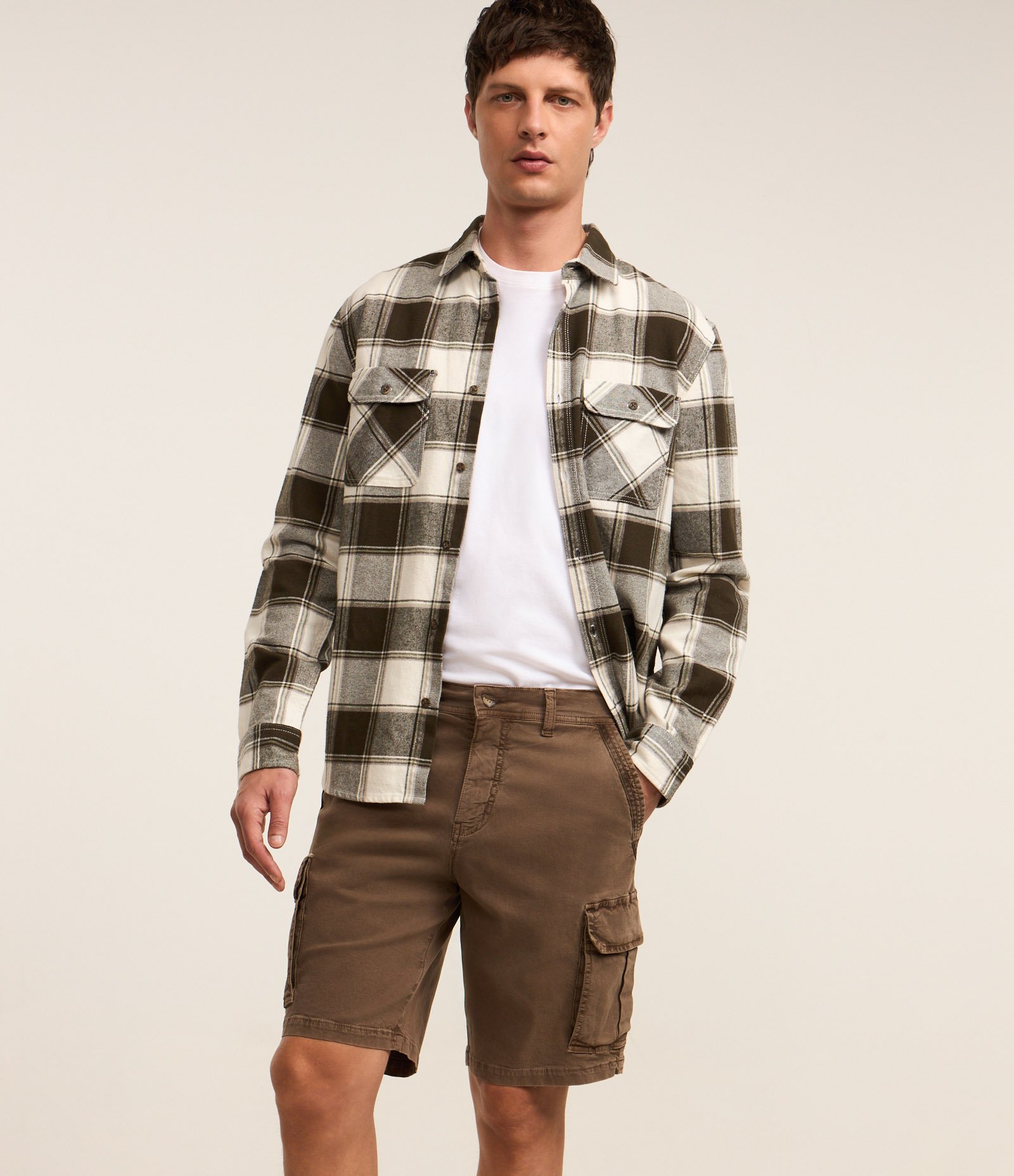 Bermuda Cargo em Sarja Lavada com Elastano e Detalhes de Cadarço Marrom 6