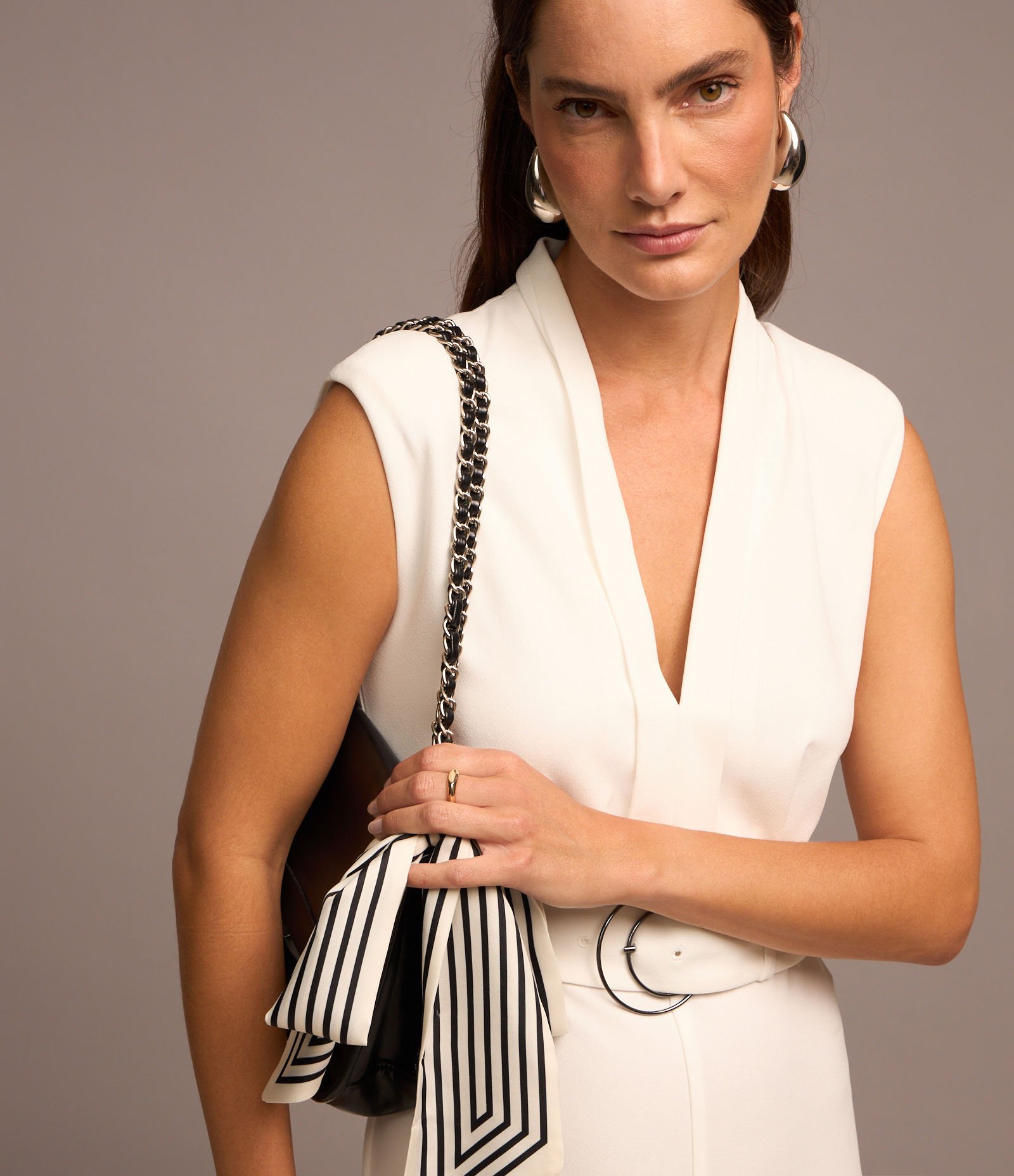 Macacão Sem Manga em Crepe com Ombreira e Cinto Branco Neve 3