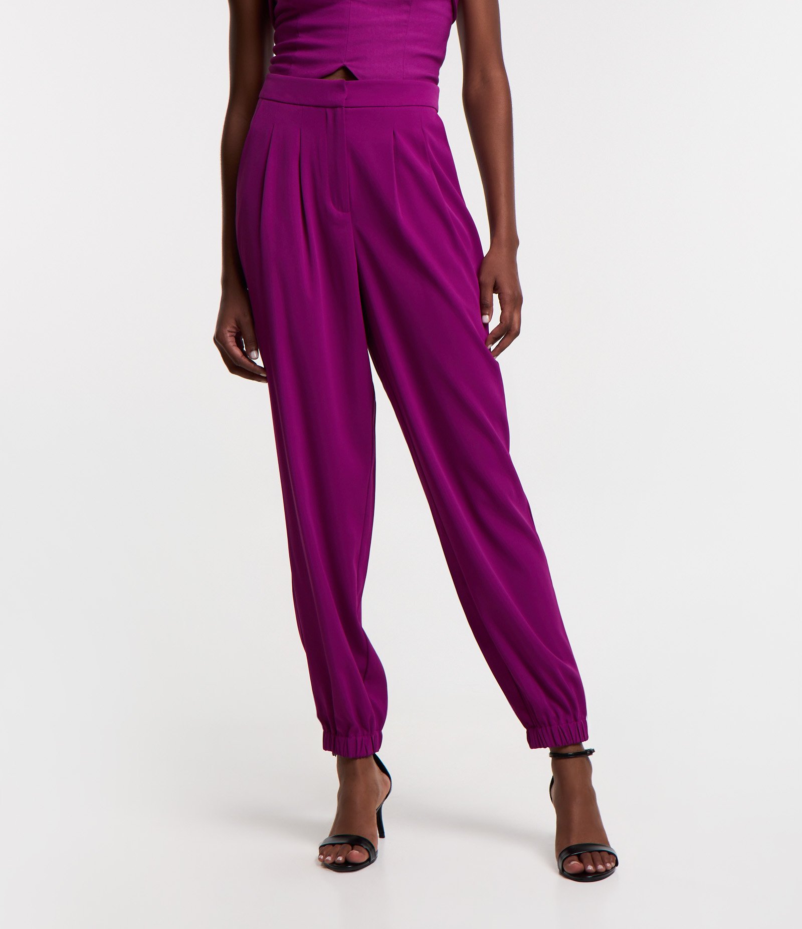 Calça Jogger em Crepe com Pregas 2