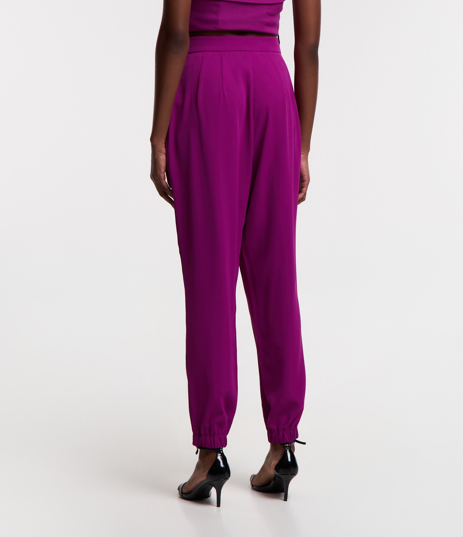 Calça Jogger em Crepe com Pregas 3