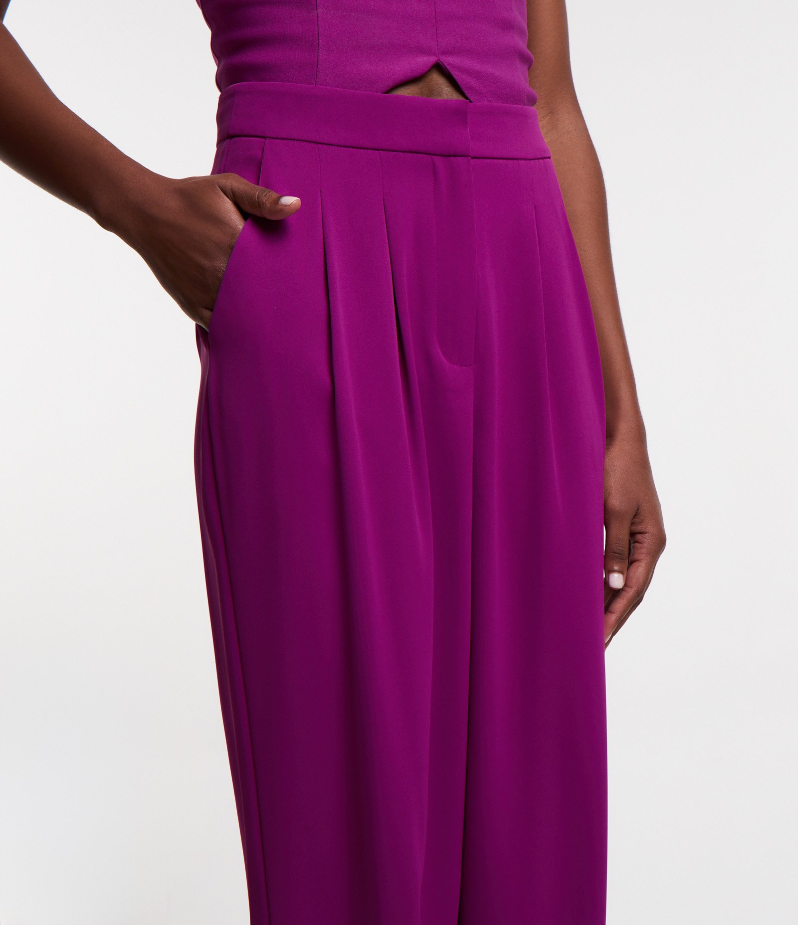 Calça Jogger em Crepe com Pregas 4