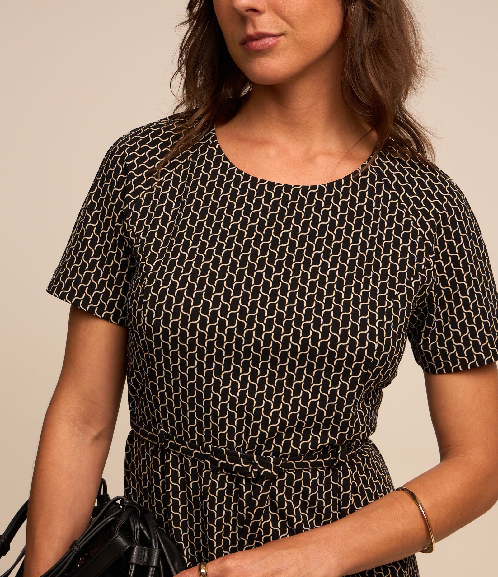 Vestido Curto em Crepe com Cinto e Estampa Geométrica Preto 3