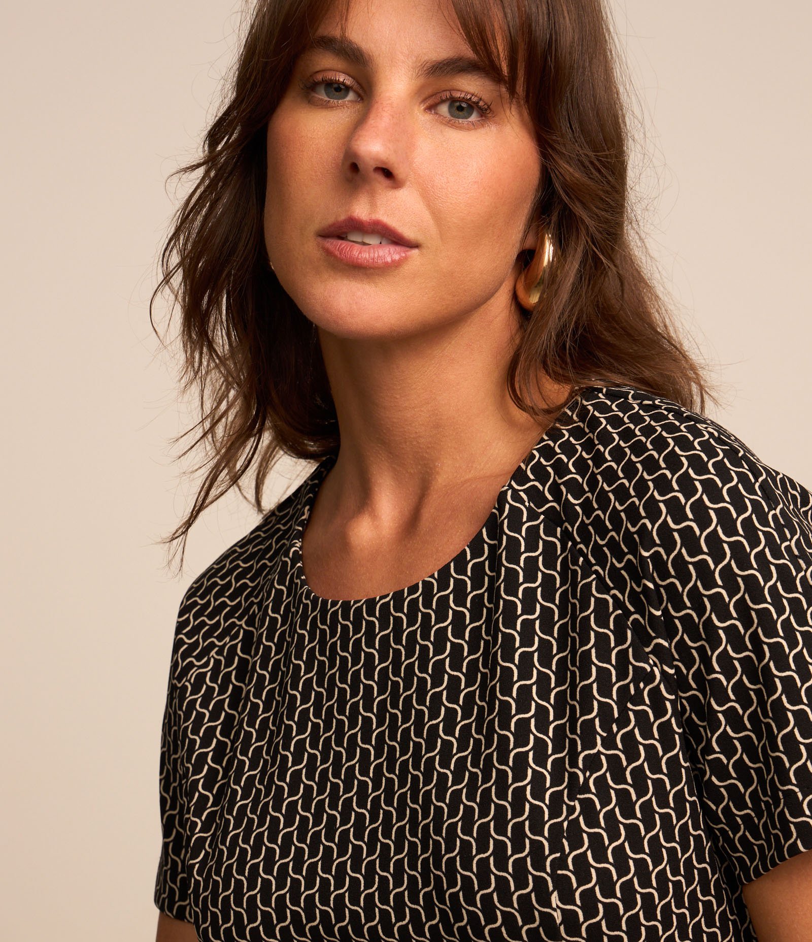 Vestido Curto em Crepe com Cinto e Estampa Geométrica Preto 4