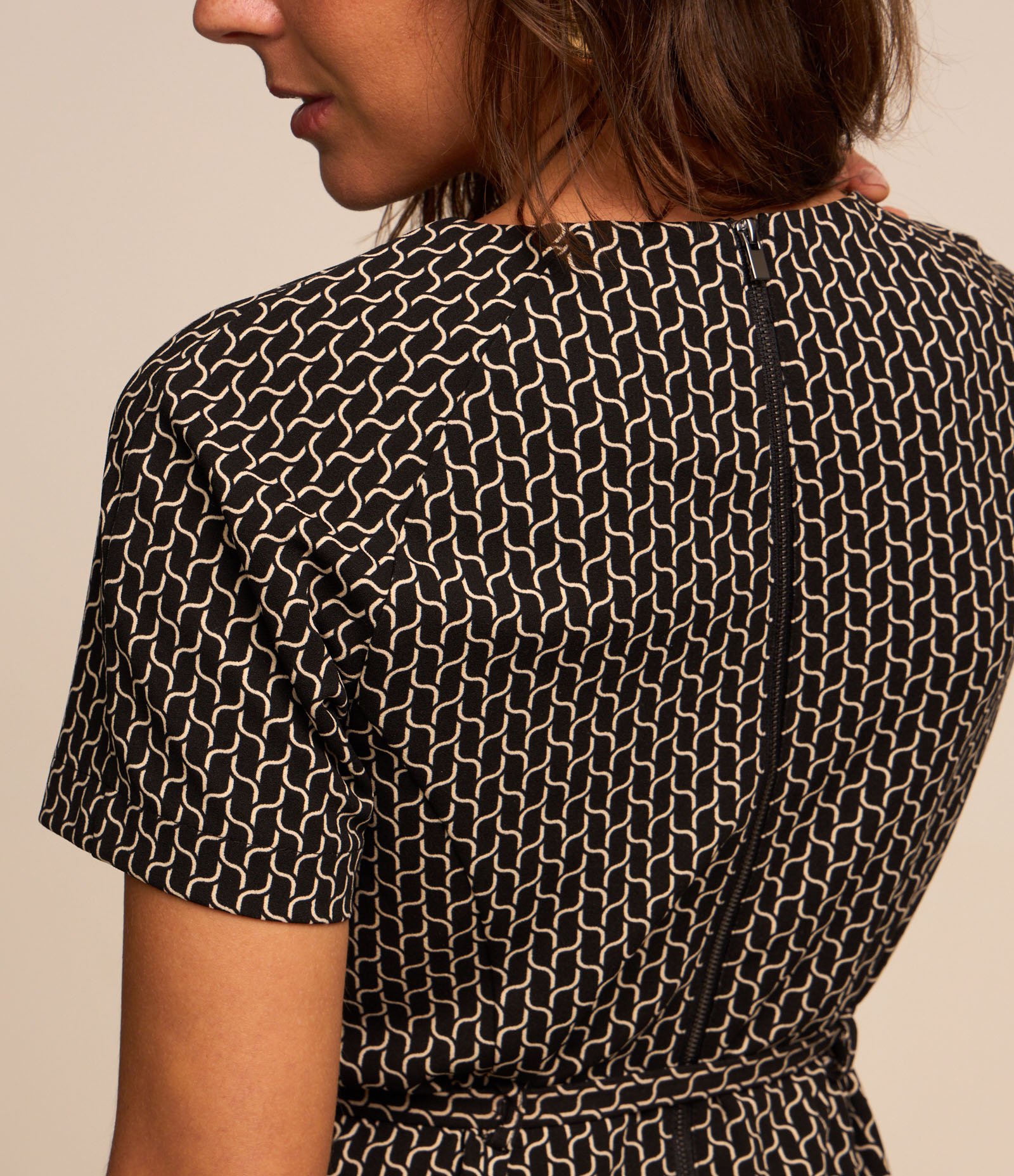 Vestido Curto em Crepe com Cinto e Estampa Geométrica Preto 5