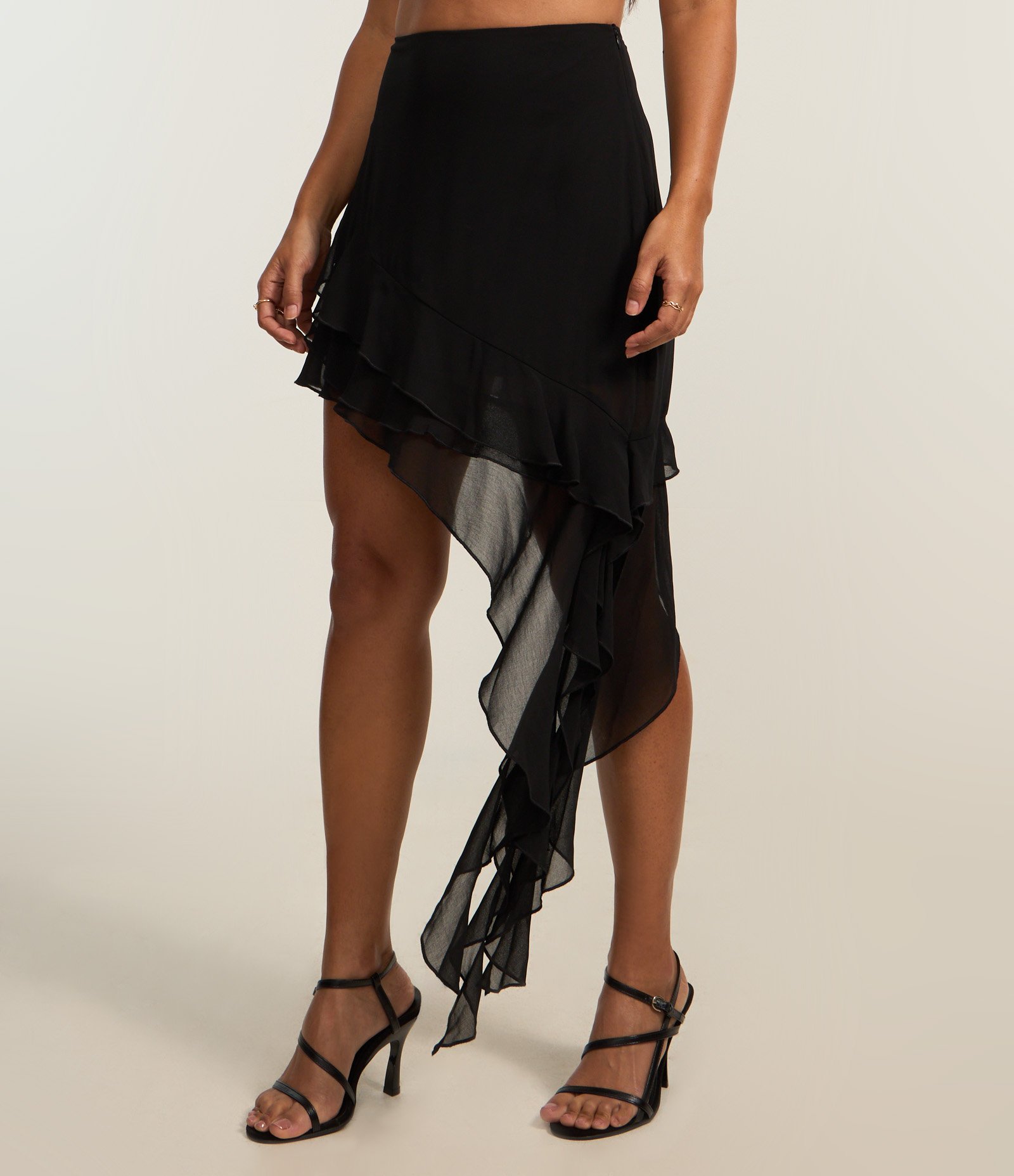 Saia Curta em Chiffon com Babados e Ponta Alongada Preto 3