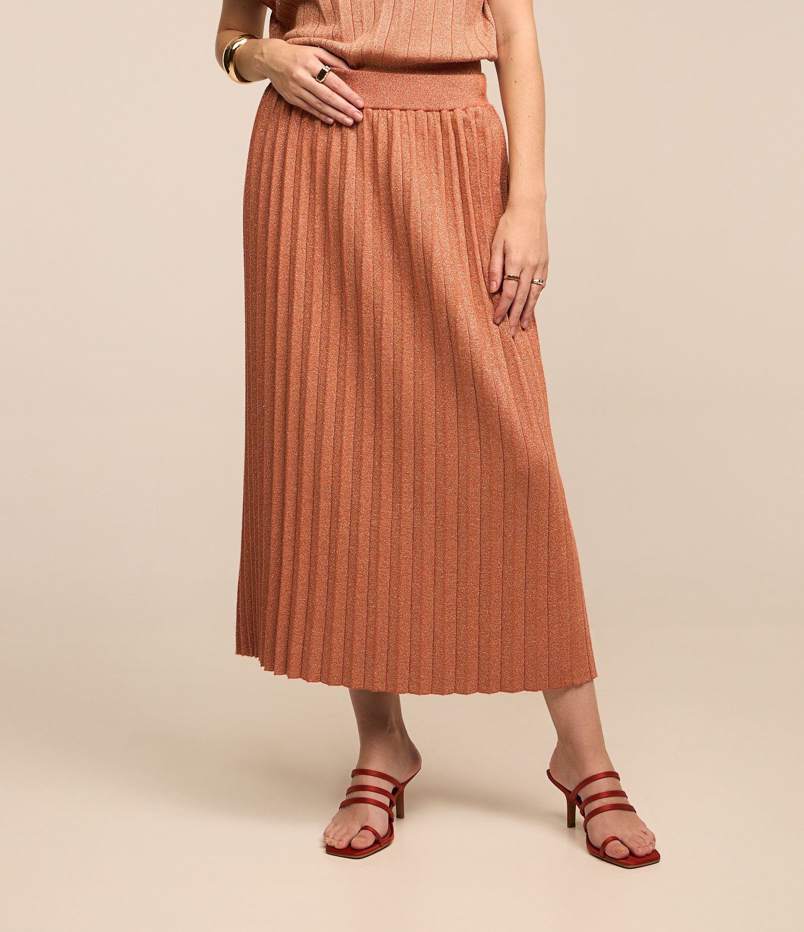 Saia Reta Midi em Viscose Plissada com Fio Metalizado Laranja 2