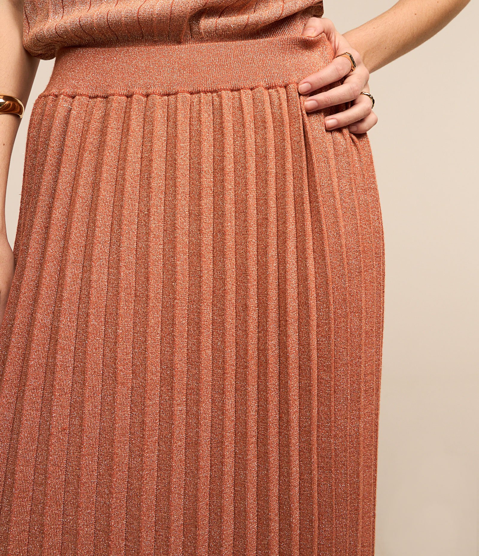 Saia Reta Midi em Viscose Plissada com Fio Metalizado Laranja 4