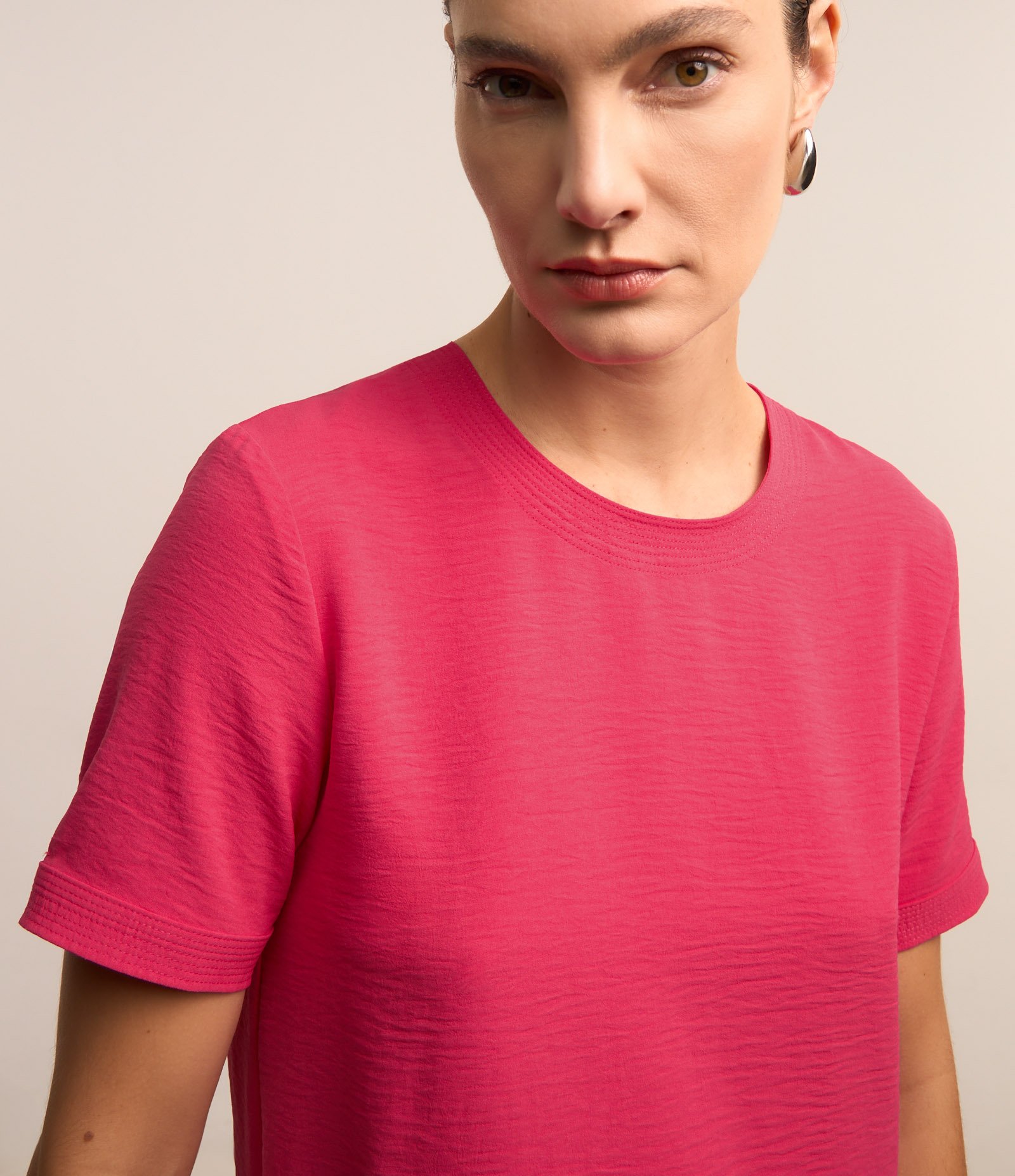 Blusa com Abertura nas Costas e Detalhes Pespontados Rosa Pink 4