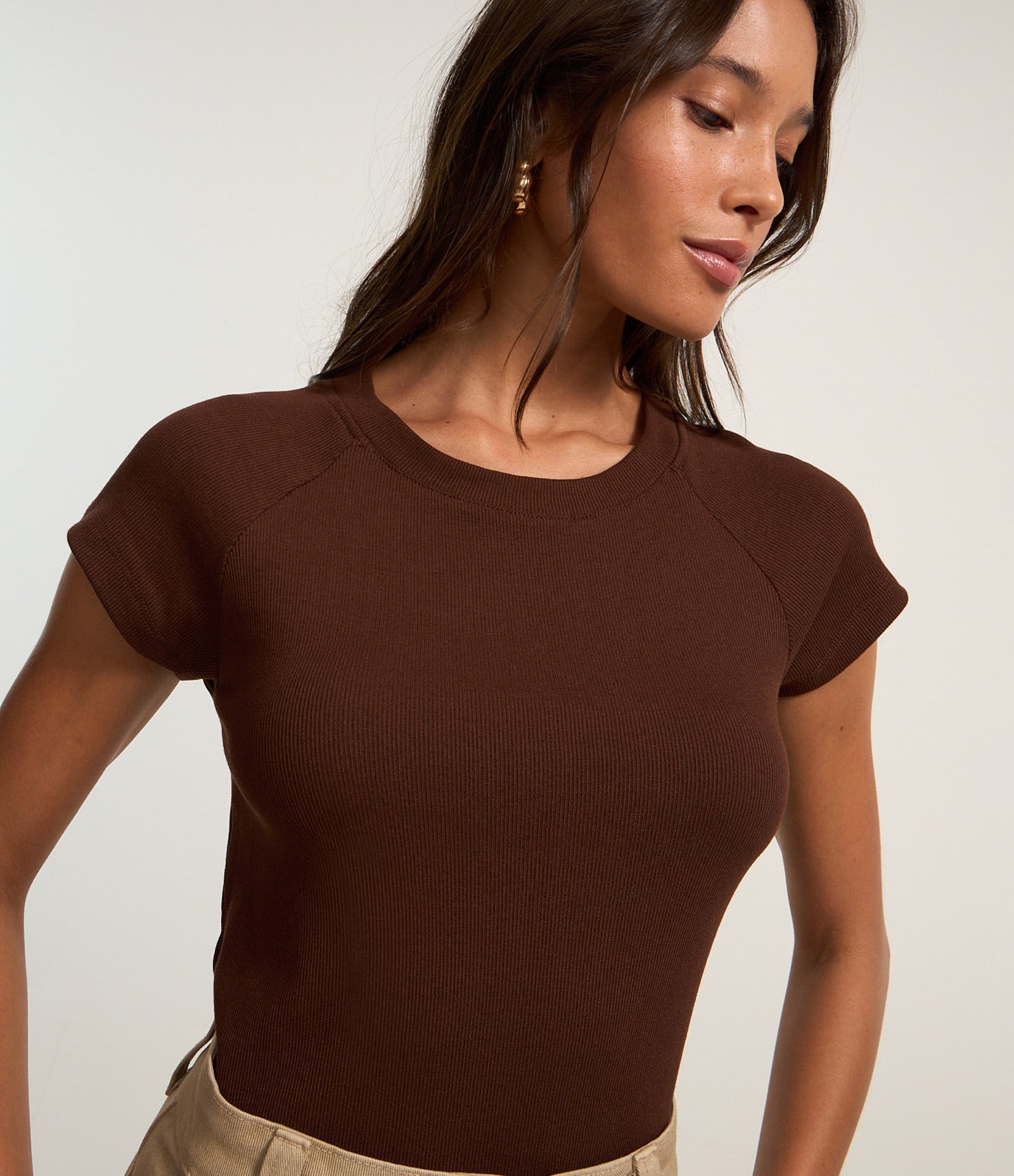 Blusa Básica em Ribana com Cava Raglan Marrom 3