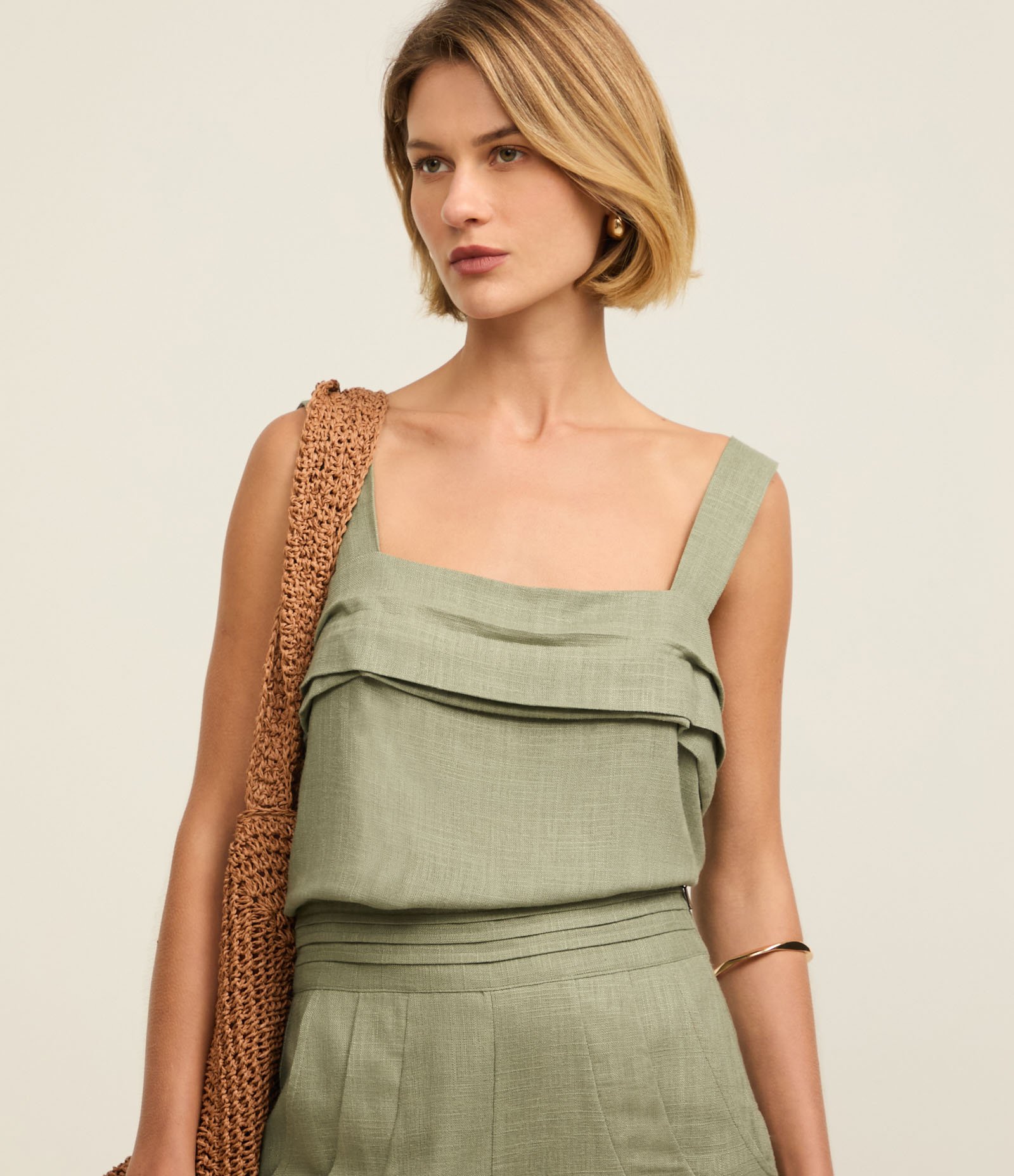 Blusa em Viscolinho com Alça Larga e Pregas no Decote Verde 1