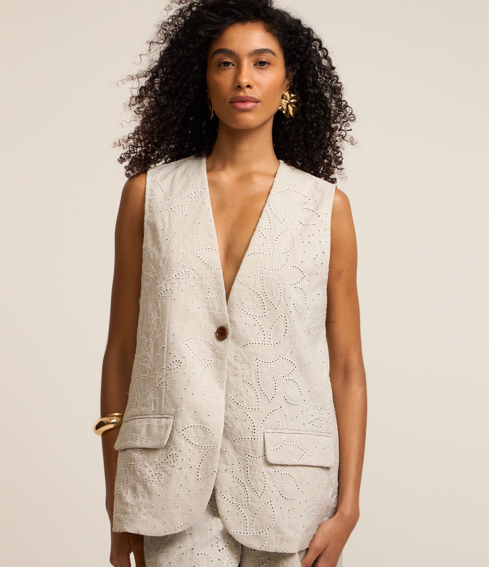 Colete Longo em Laise com Botão e Folhagens Bordadas Bege 1