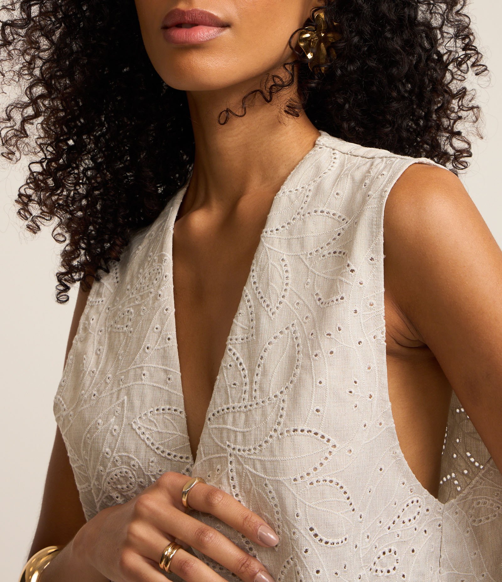 Colete Longo em Laise com Botão e Folhagens Bordadas Bege 3