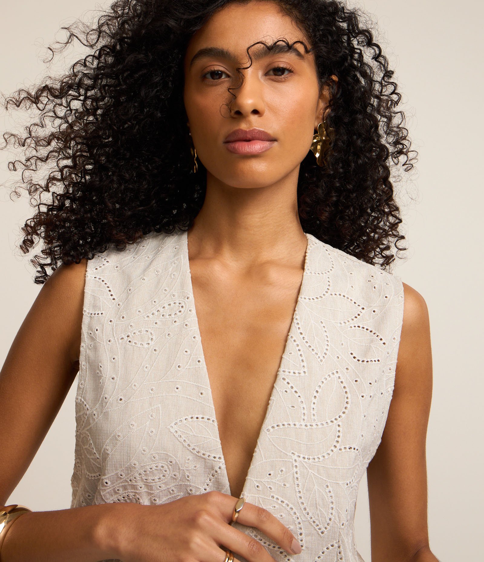 Colete Longo em Laise com Botão e Folhagens Bordadas Bege 4