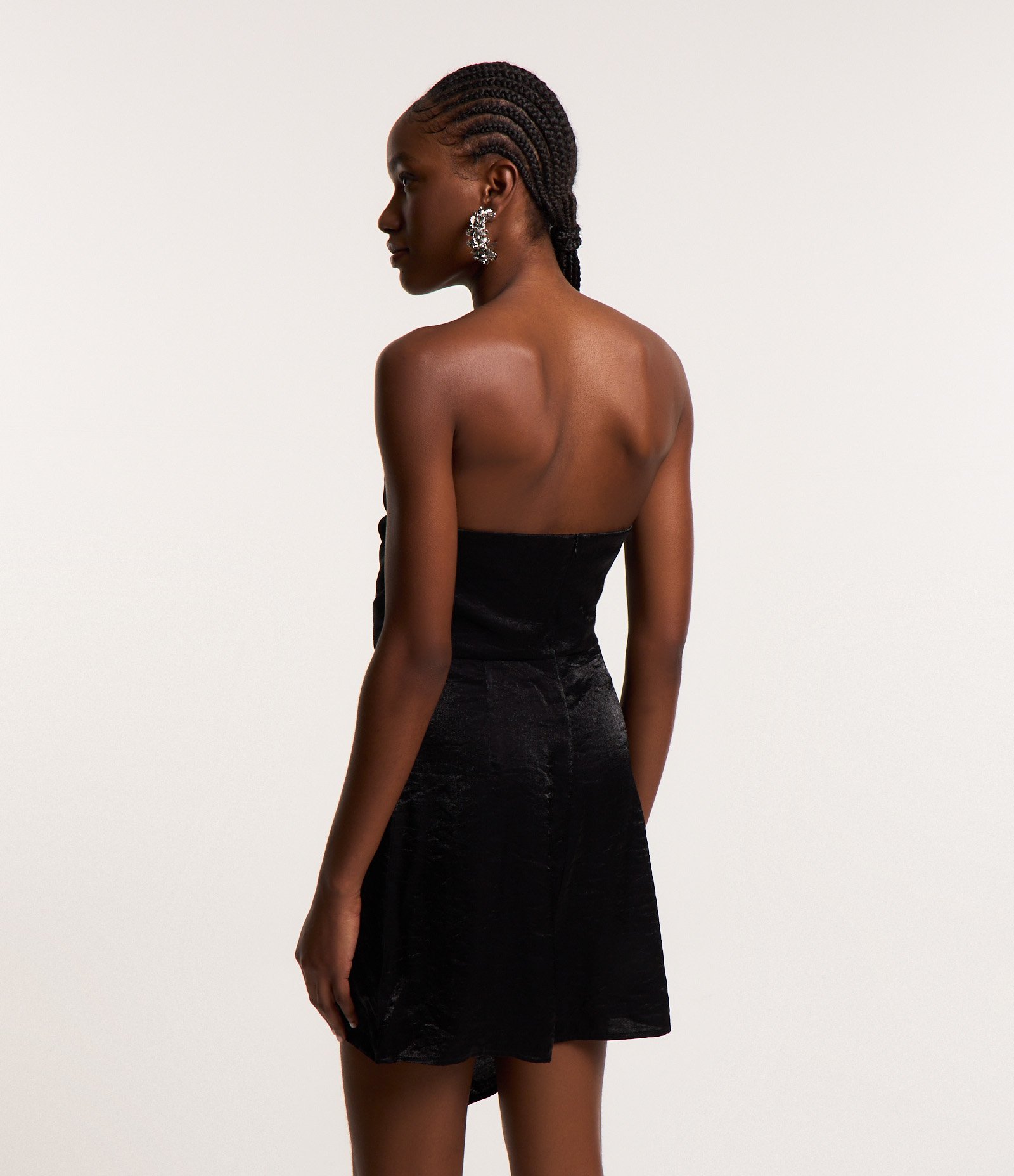 Macaquinho Short Saia em Alfaiataria com Dobra no Decote Assimétrico Preto 3