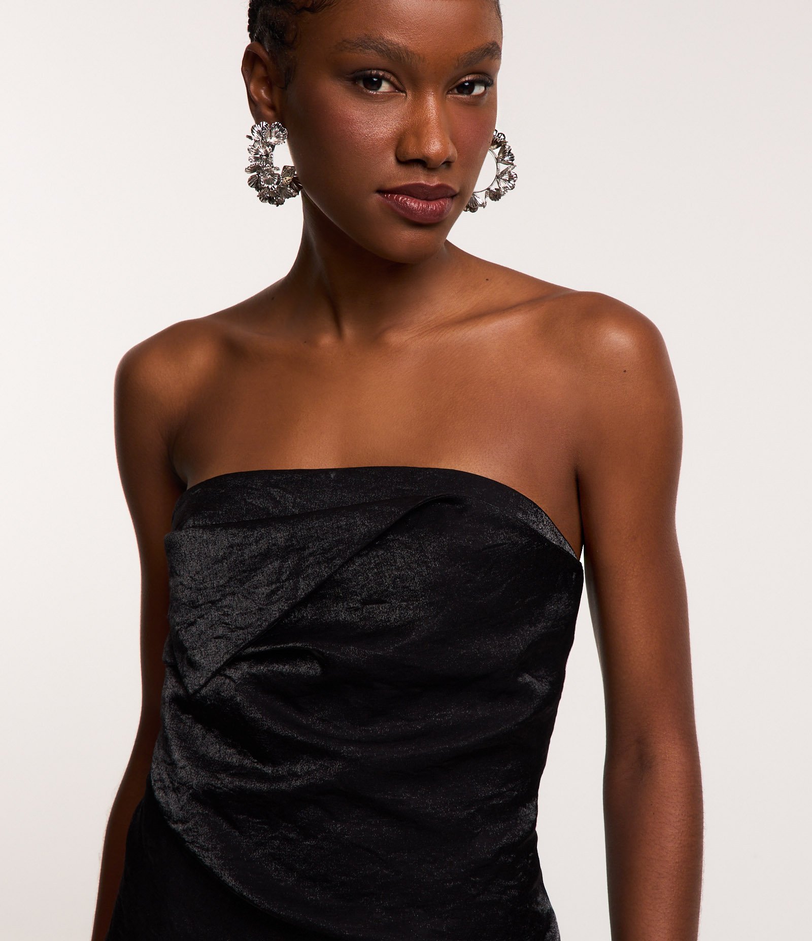 Macaquinho Short Saia em Alfaiataria com Dobra no Decote Assimétrico Preto 4