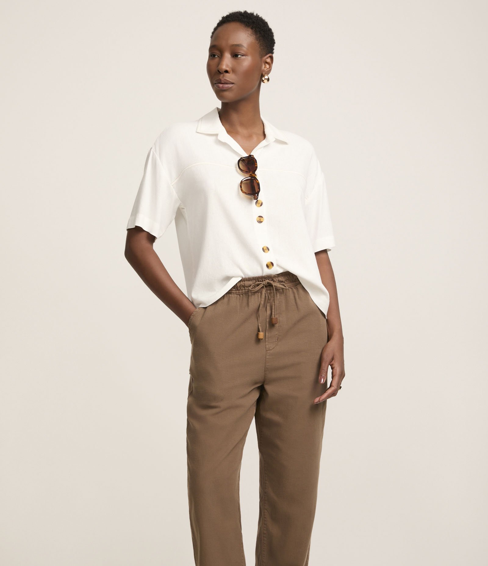 Calça Reta Cropped Cintura Alta em Sarja com Amarração Marrom 2