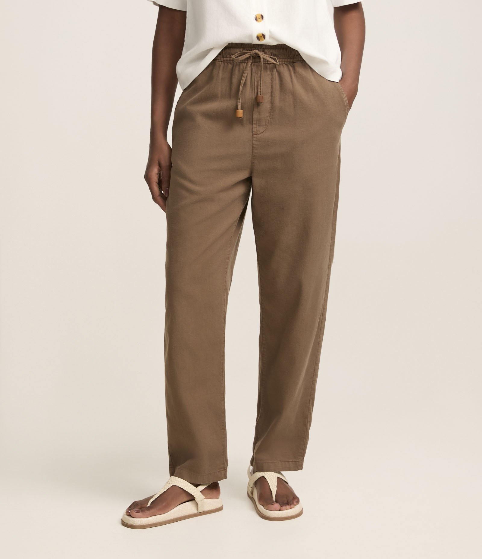 Calça Reta Cropped Cintura Alta em Sarja com Amarração Marrom 3