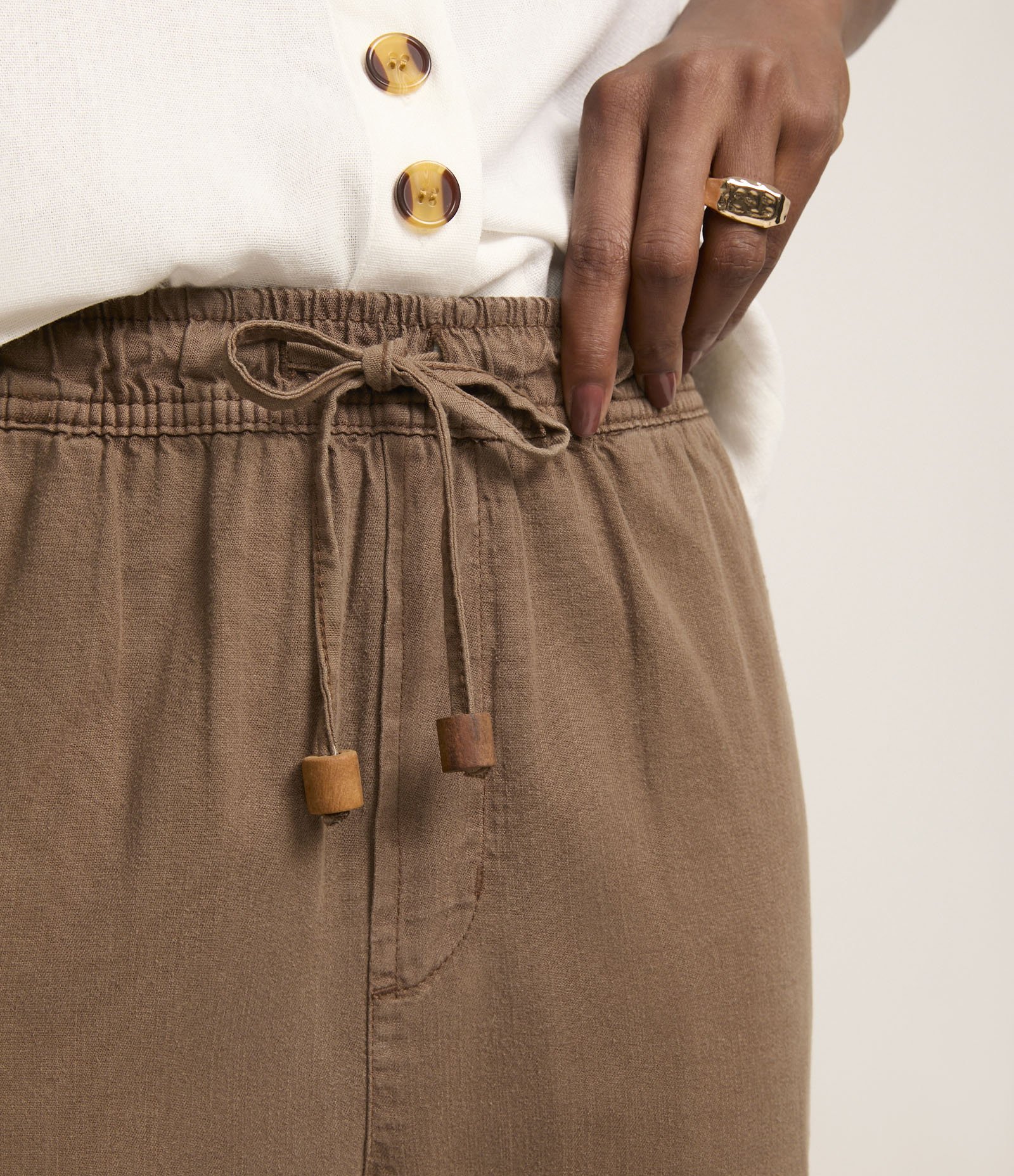 Calça Reta Cropped Cintura Alta em Sarja com Amarração Marrom 4