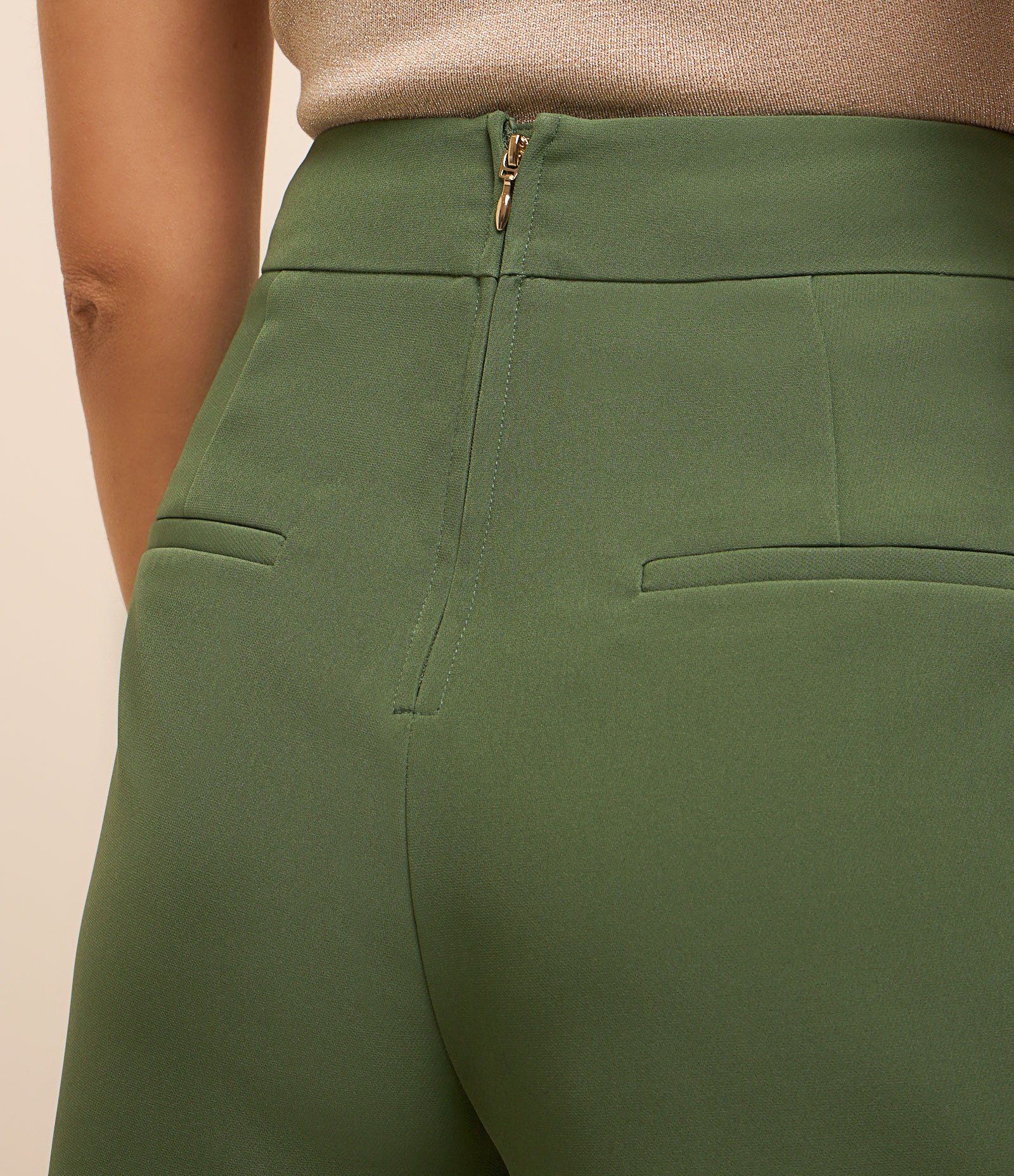 Short Saia Alfaiatado com Botões Frontais Verde 4