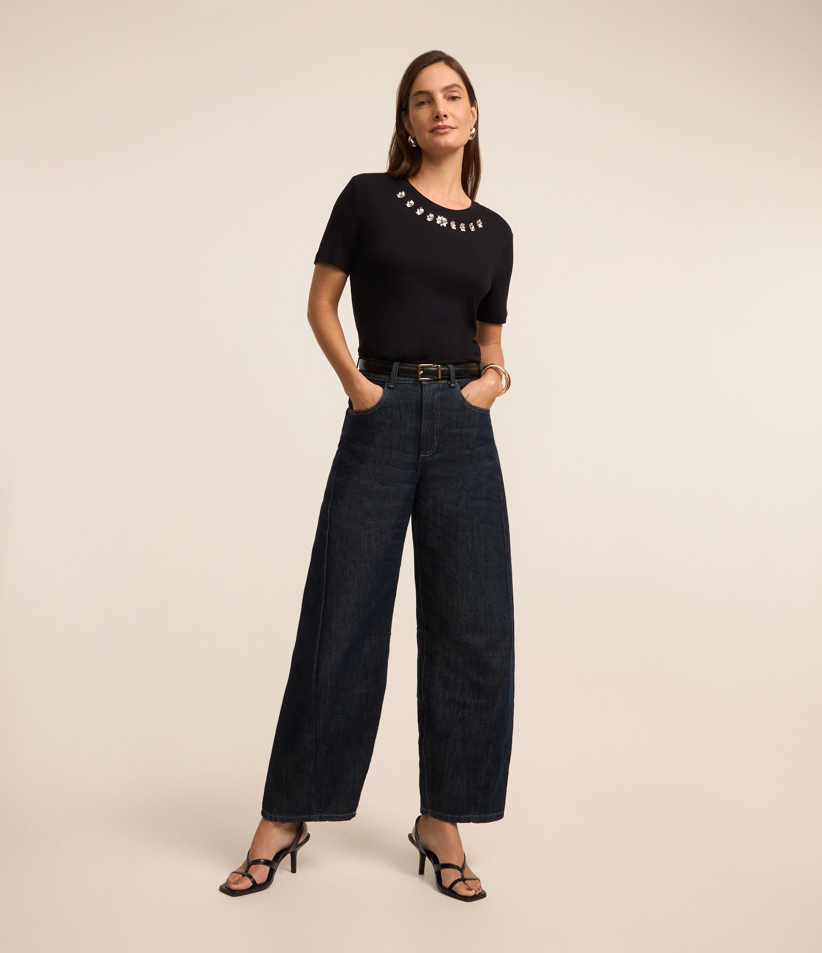 Blusa em Viscose com Brilho Floral na Gola Preto 2