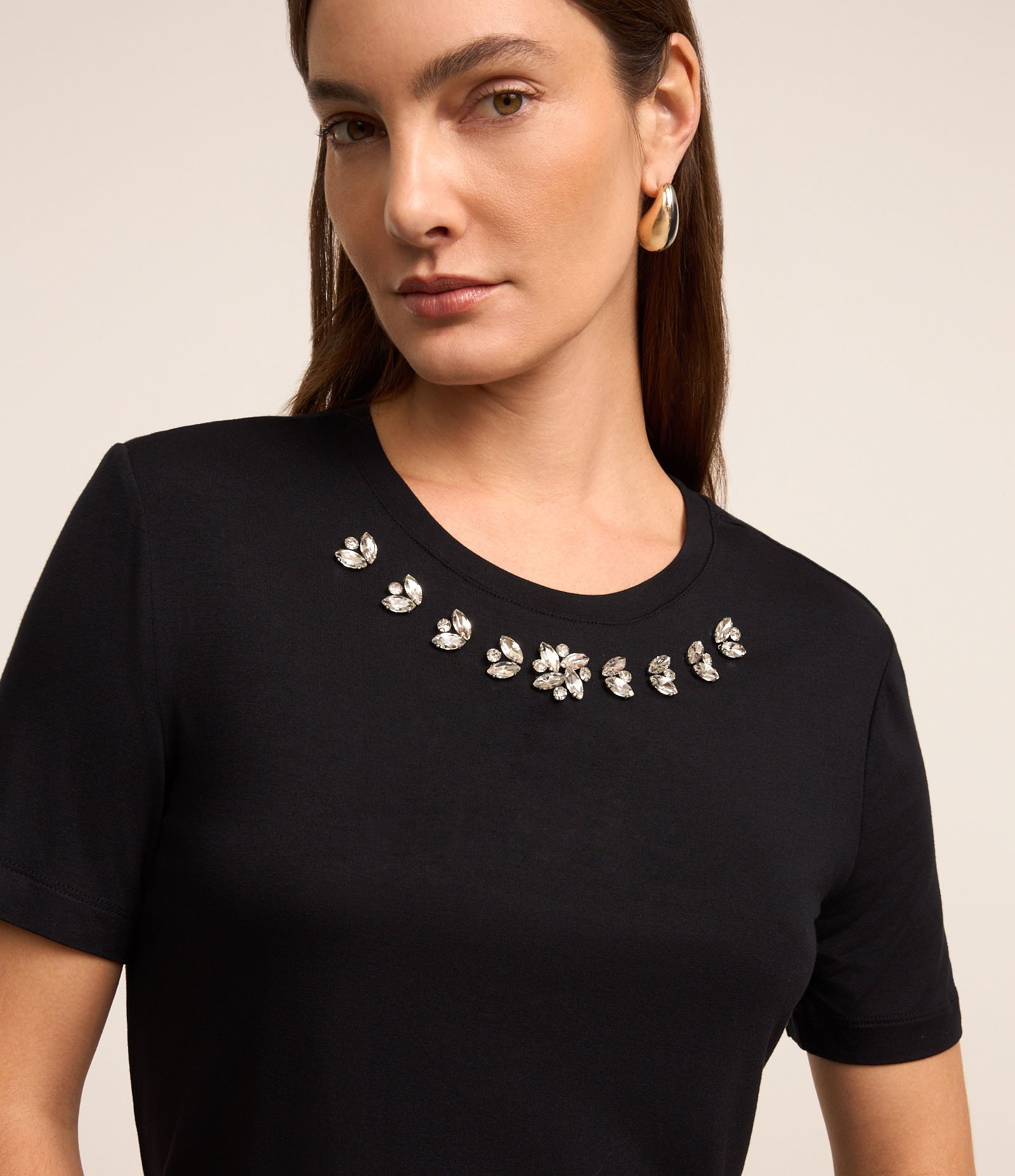 Blusa em Viscose com Brilho Floral na Gola Preto 3