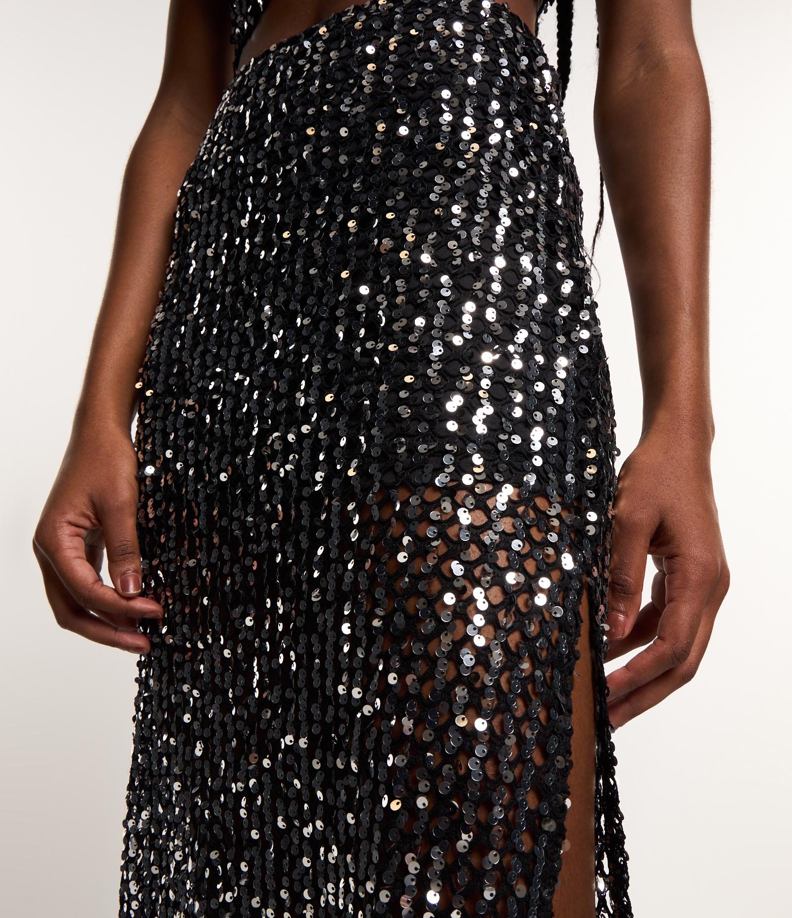 Saia Midi em Paetê Metalizado Efeito Telada e Fenda Lateral Preto 4